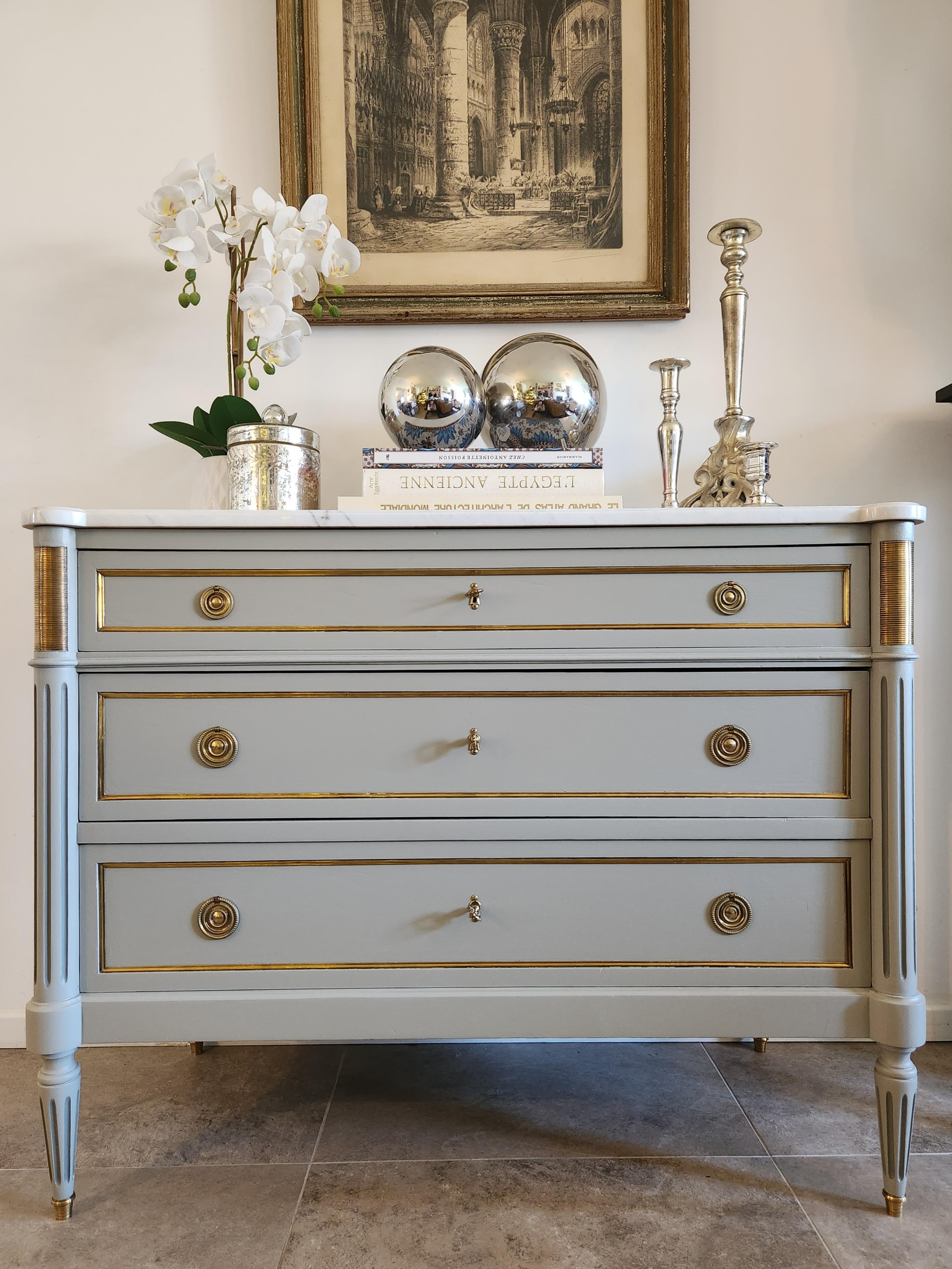 Luigi XVI Antique French, Louis XVI Chest of Drawers Commode, Carrara Marble & Bronze in vendita