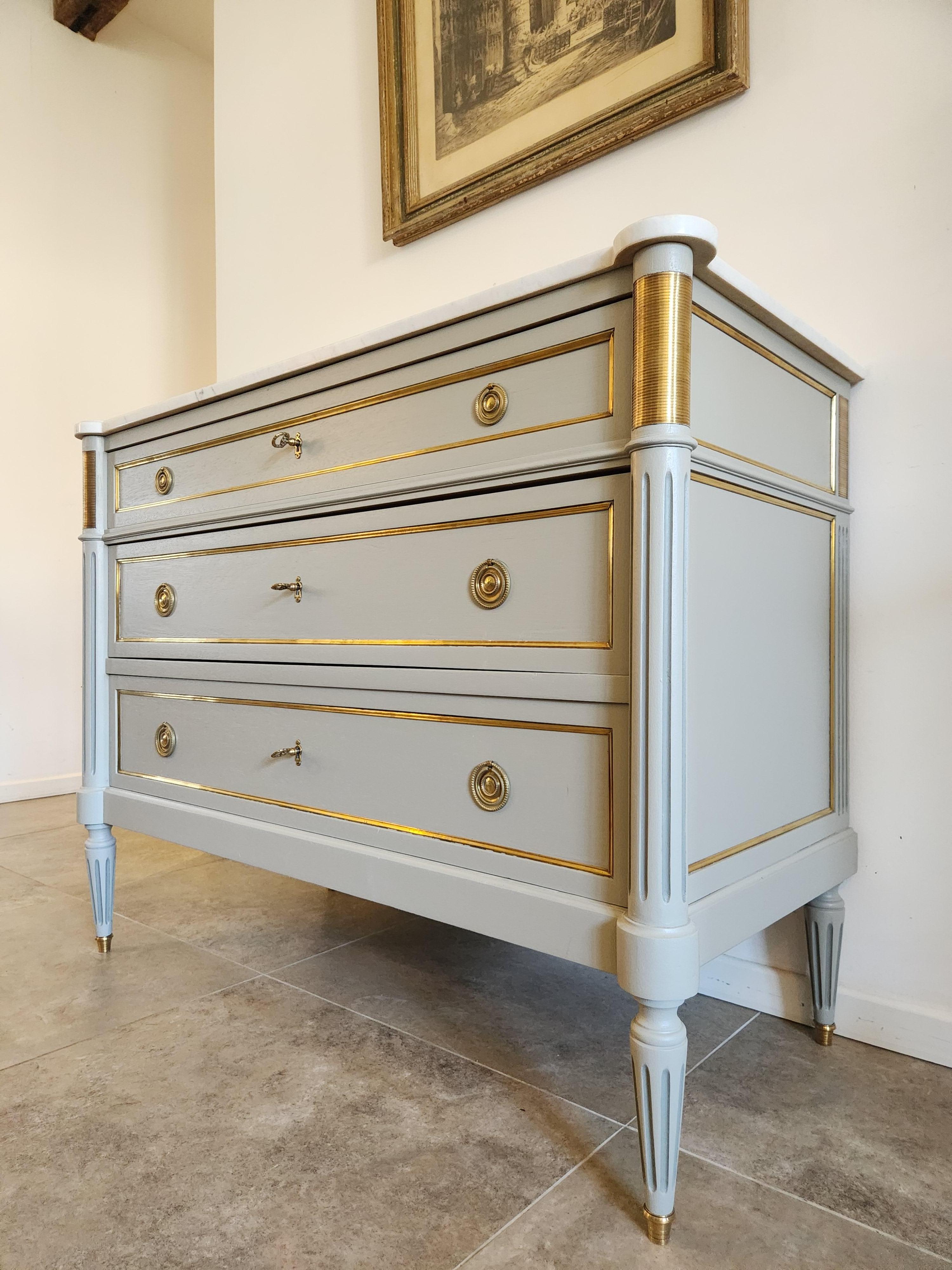 Francese Antique French, Louis XVI Chest of Drawers Commode, Carrara Marble & Bronze in vendita