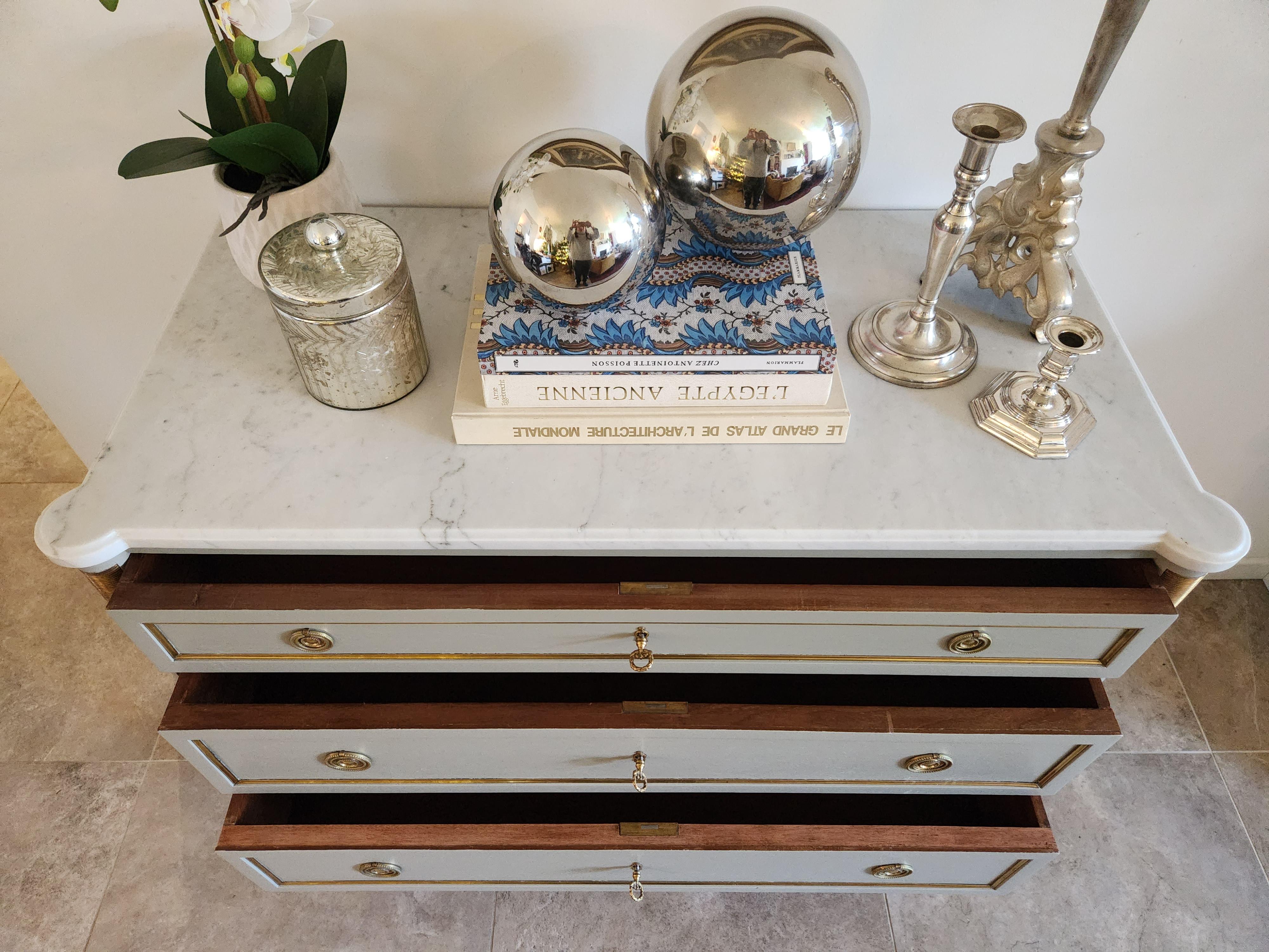 Inizio XX secolo Antique French, Louis XVI Chest of Drawers Commode, Carrara Marble & Bronze in vendita