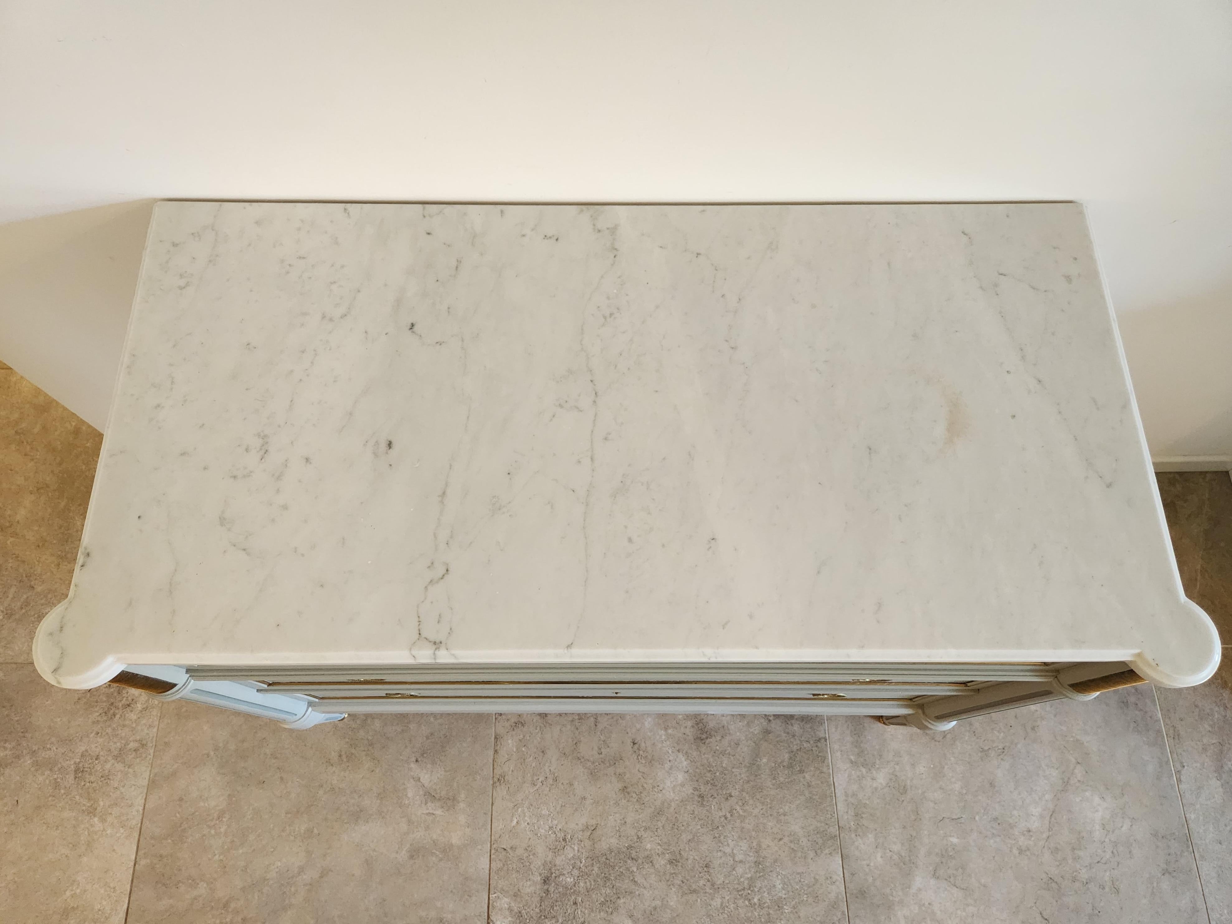 Antique French, Louis XVI Chest of Drawers Commode, Carrara Marble & Bronze in vendita 1