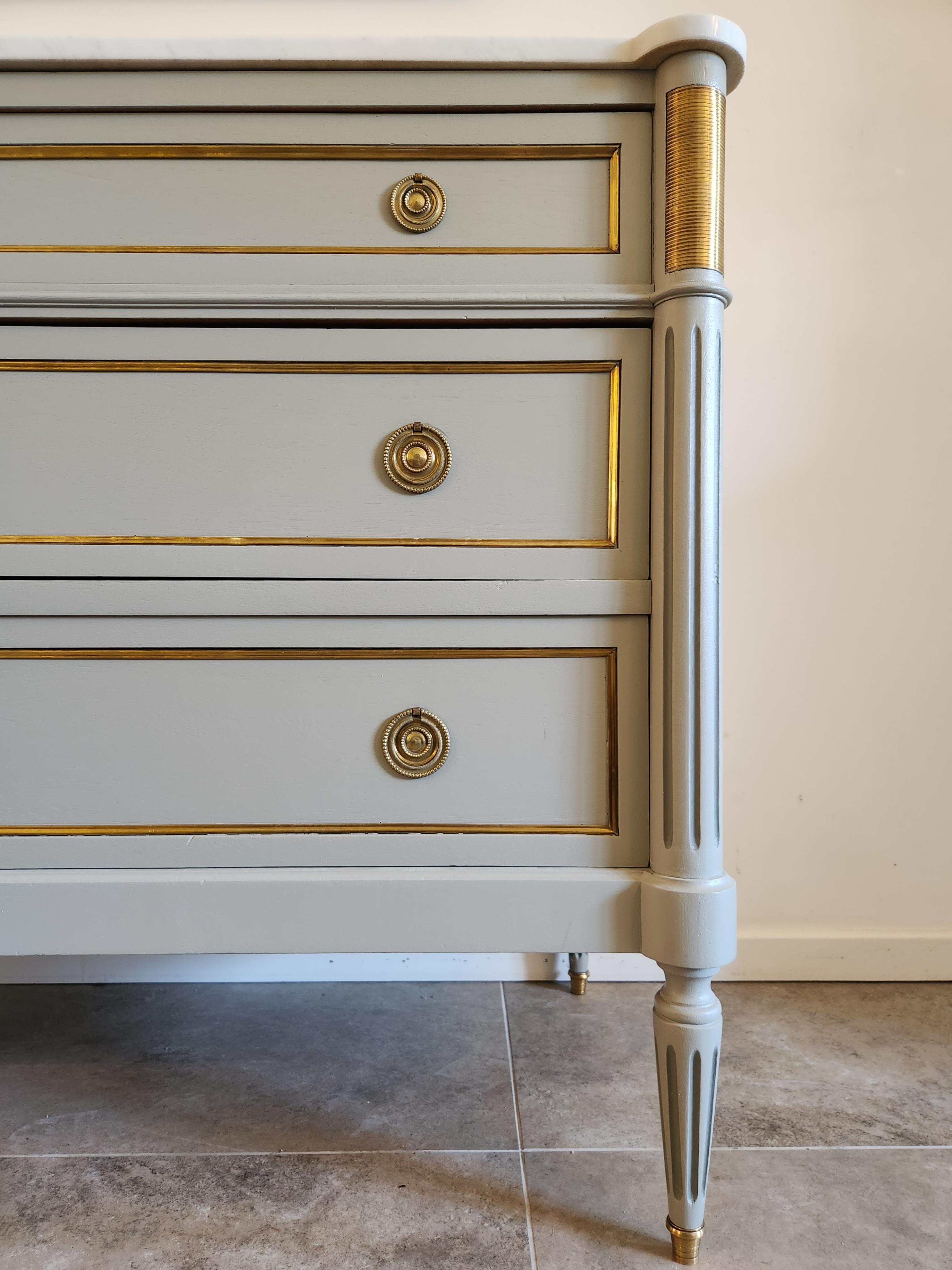 Antique French, Louis XVI Chest of Drawers Commode, Carrara Marble & Bronze in vendita 2
