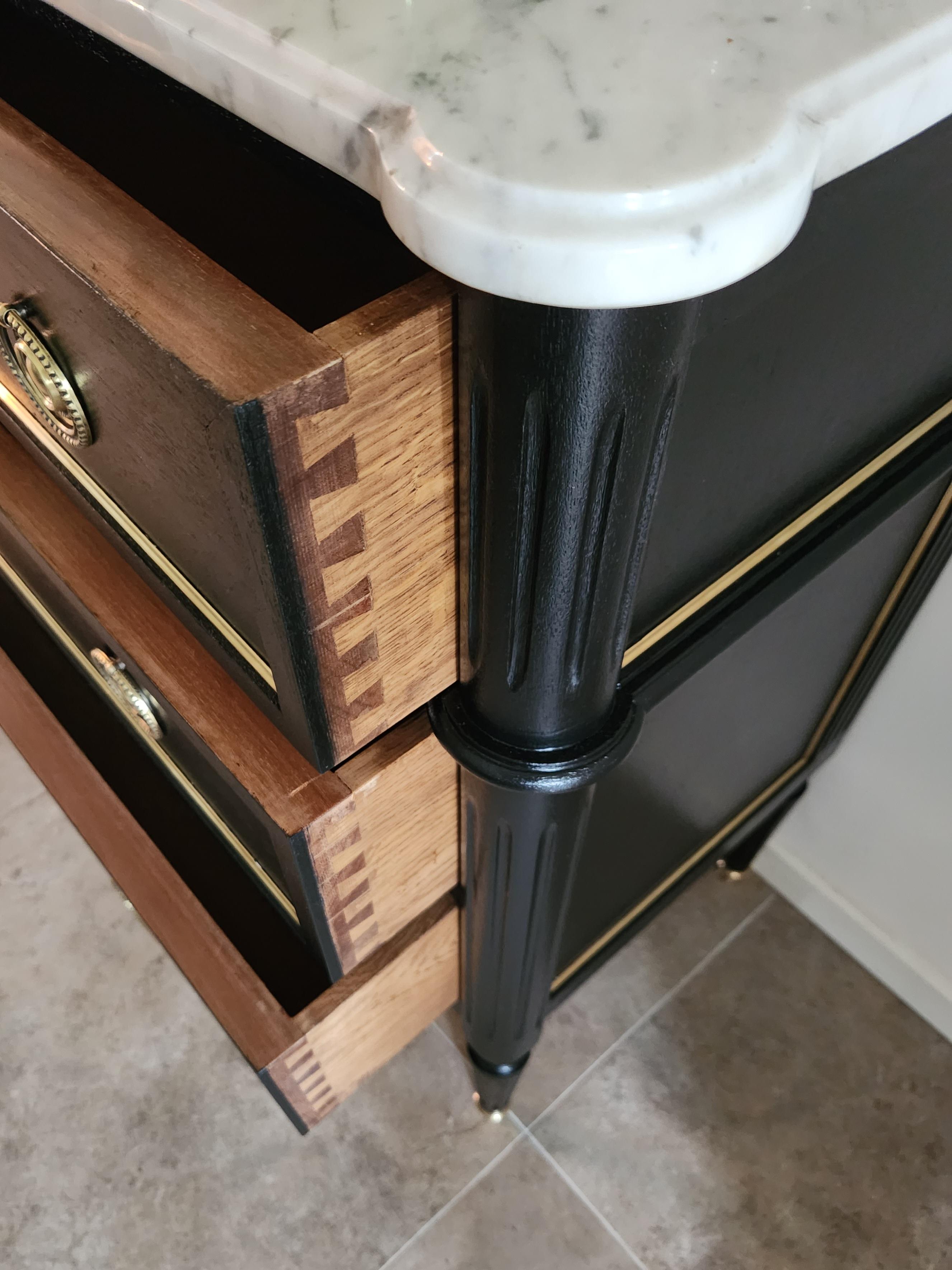 Ancienne commode française Louis XVI à tiroirs, marbre de Carrare en vente 4