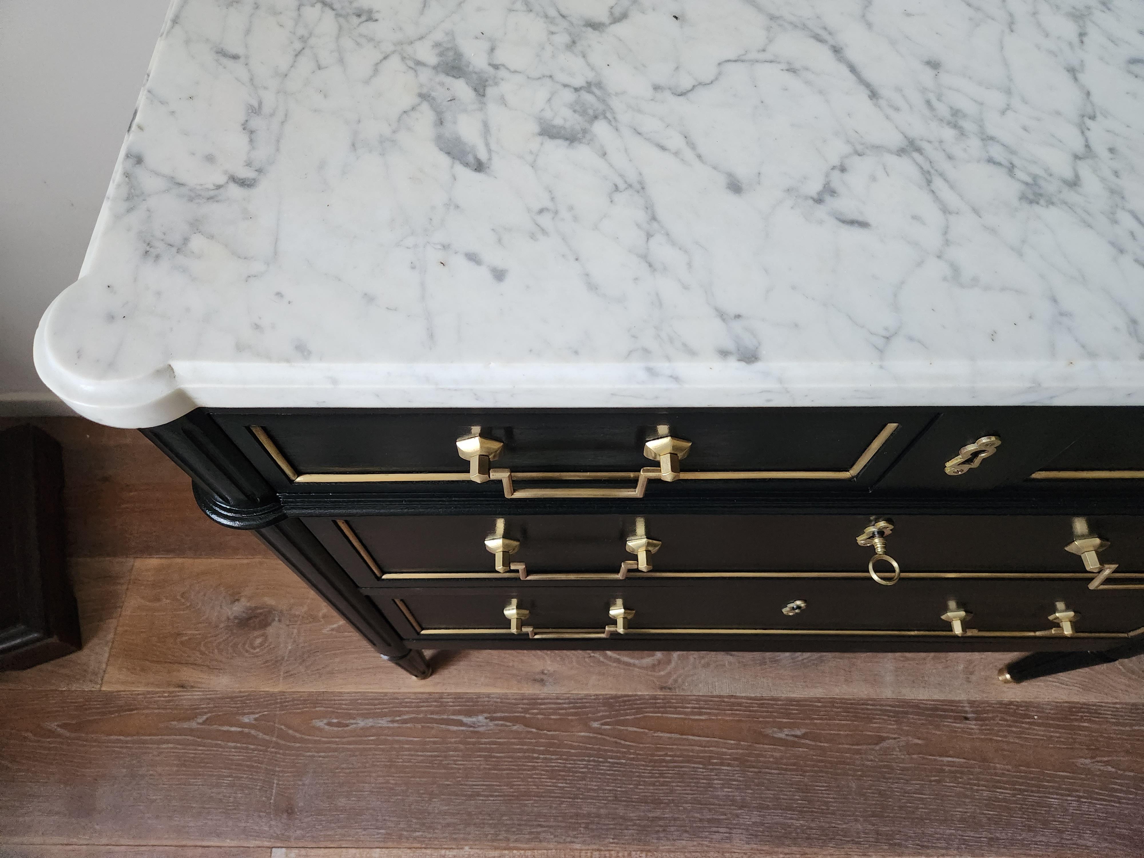 Ancienne commode française Louis XVI à tiroirs, marbre de Carrare en vente 5