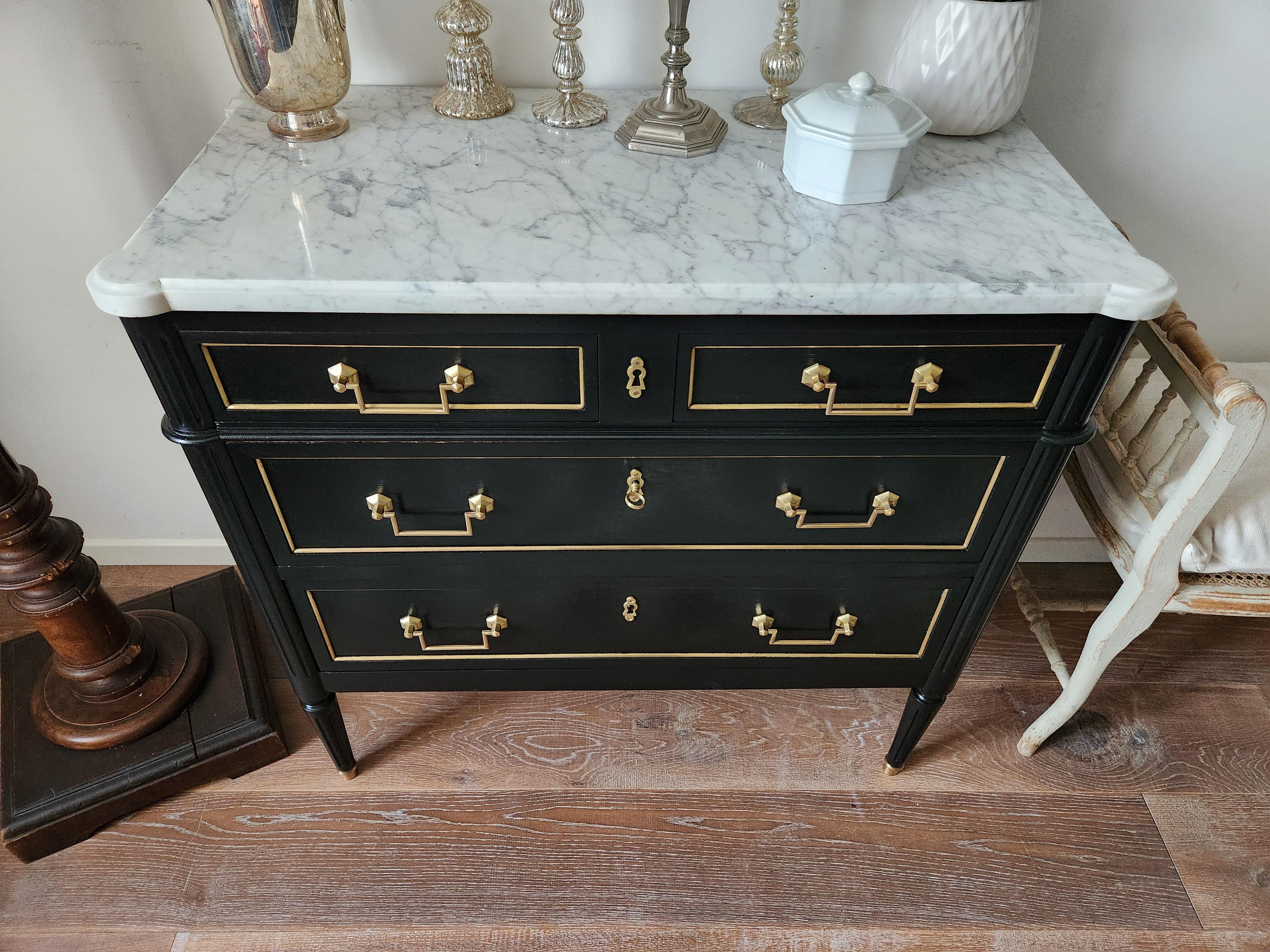 Français Ancienne commode française Louis XVI à tiroirs, marbre de Carrare en vente