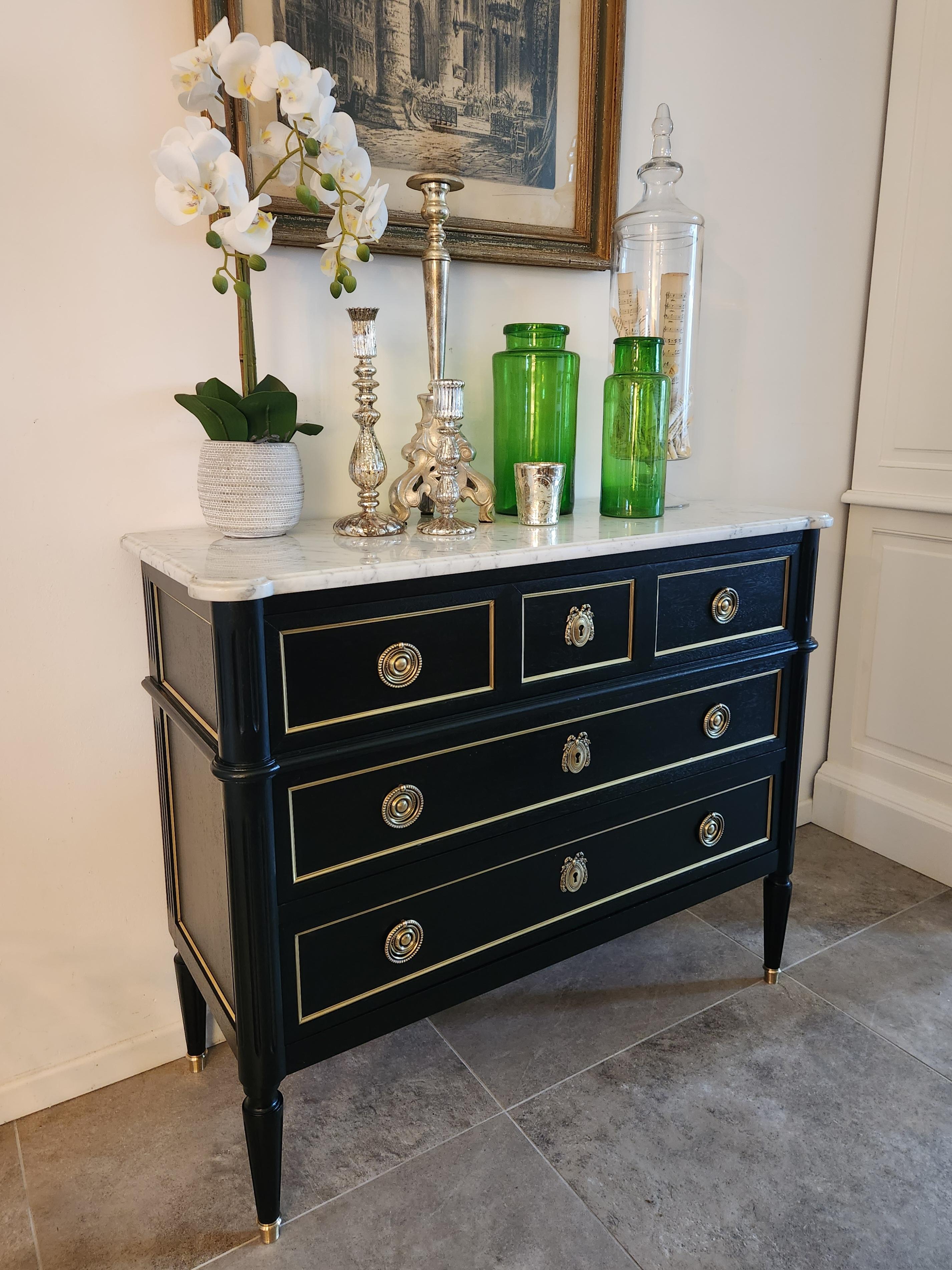 Français Ancienne commode française Louis XVI à tiroirs, marbre de Carrare en vente