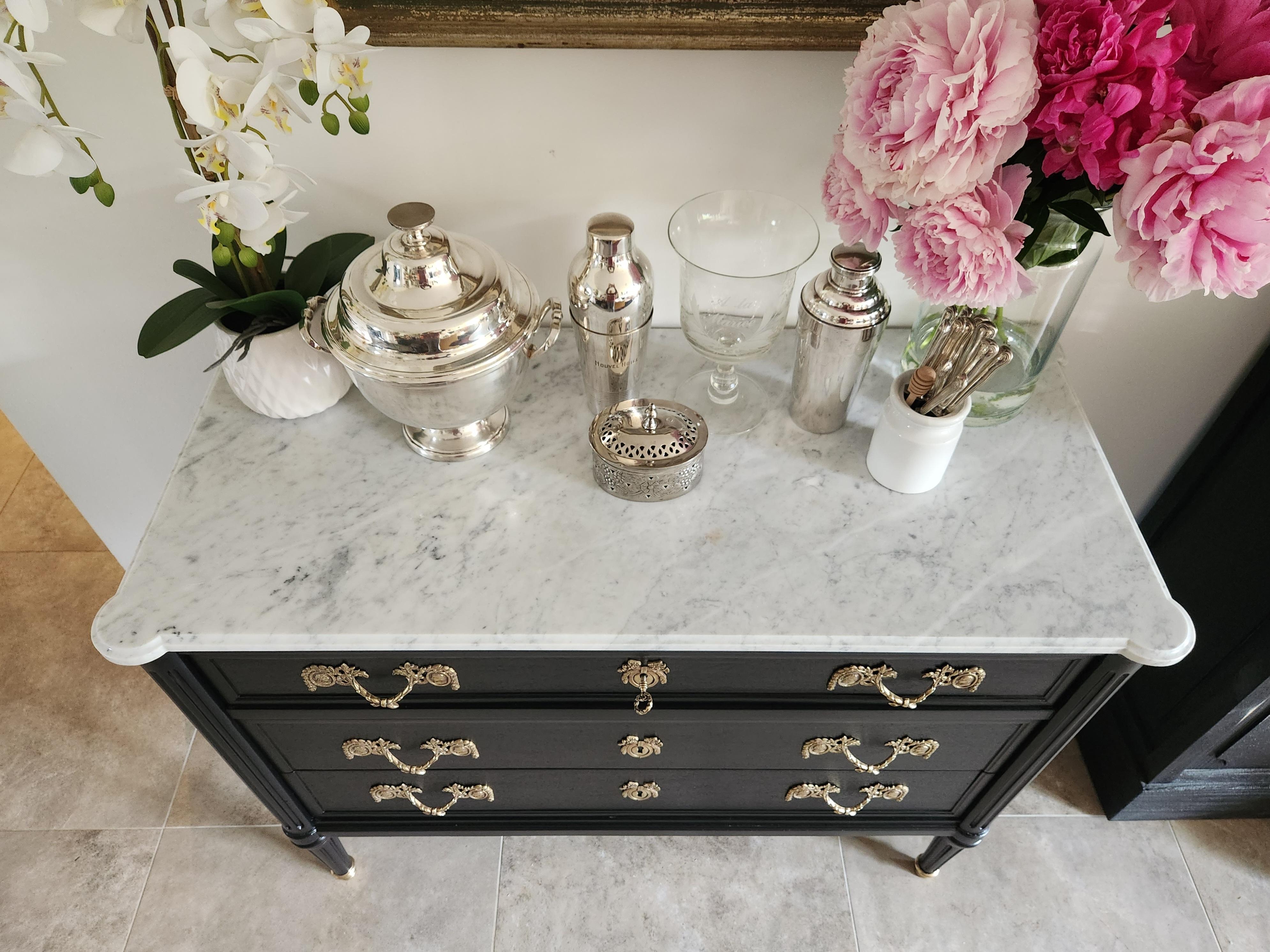 Antique French, Louis XVI Chest of Drawers Commode, Carrara Marble In Good Condition For Sale In Senonches, Centre-Val de Loire