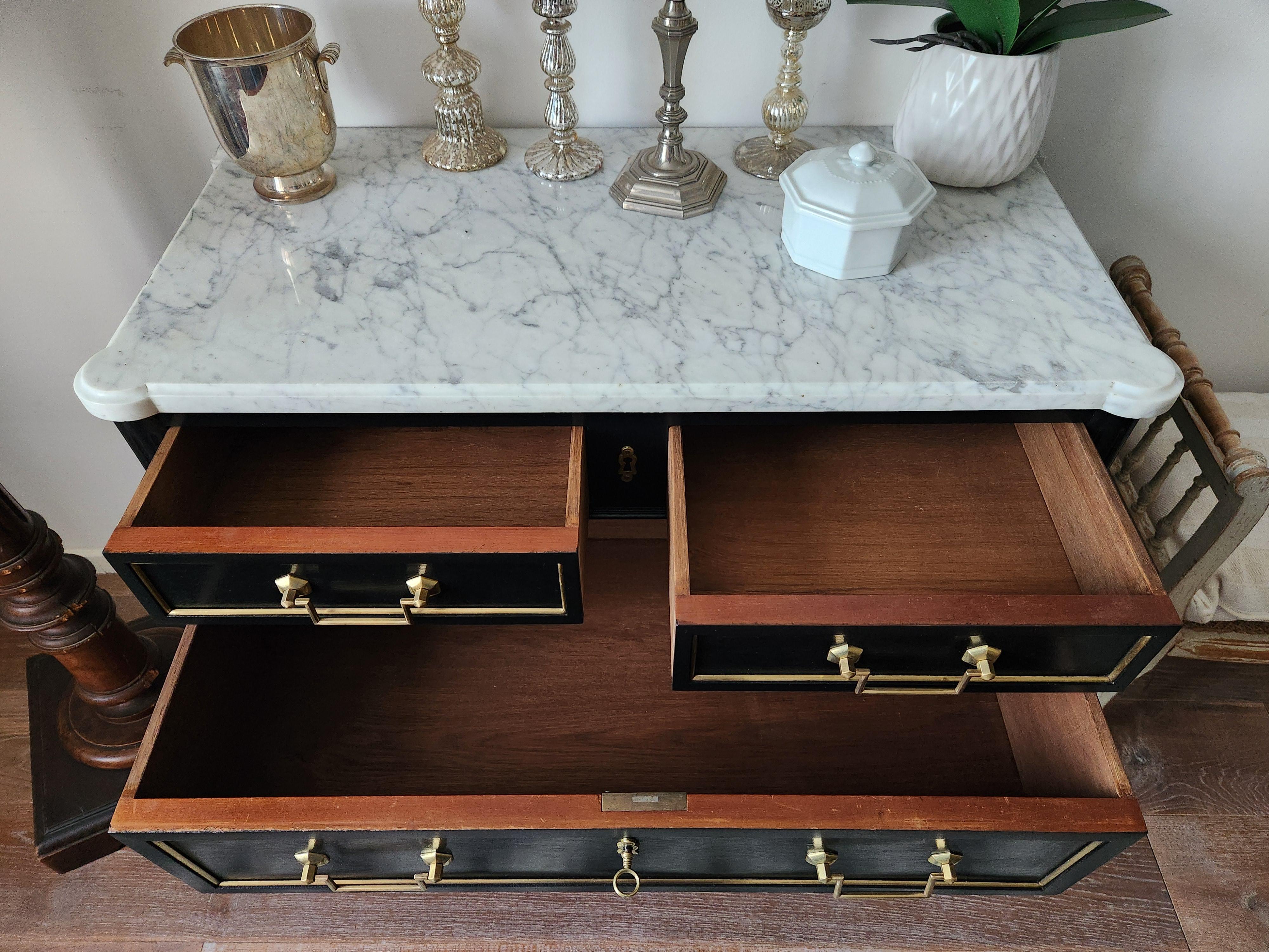 Ancienne commode française Louis XVI à tiroirs, marbre de Carrare Bon état - En vente à Senonches, Centre-Val de Loire