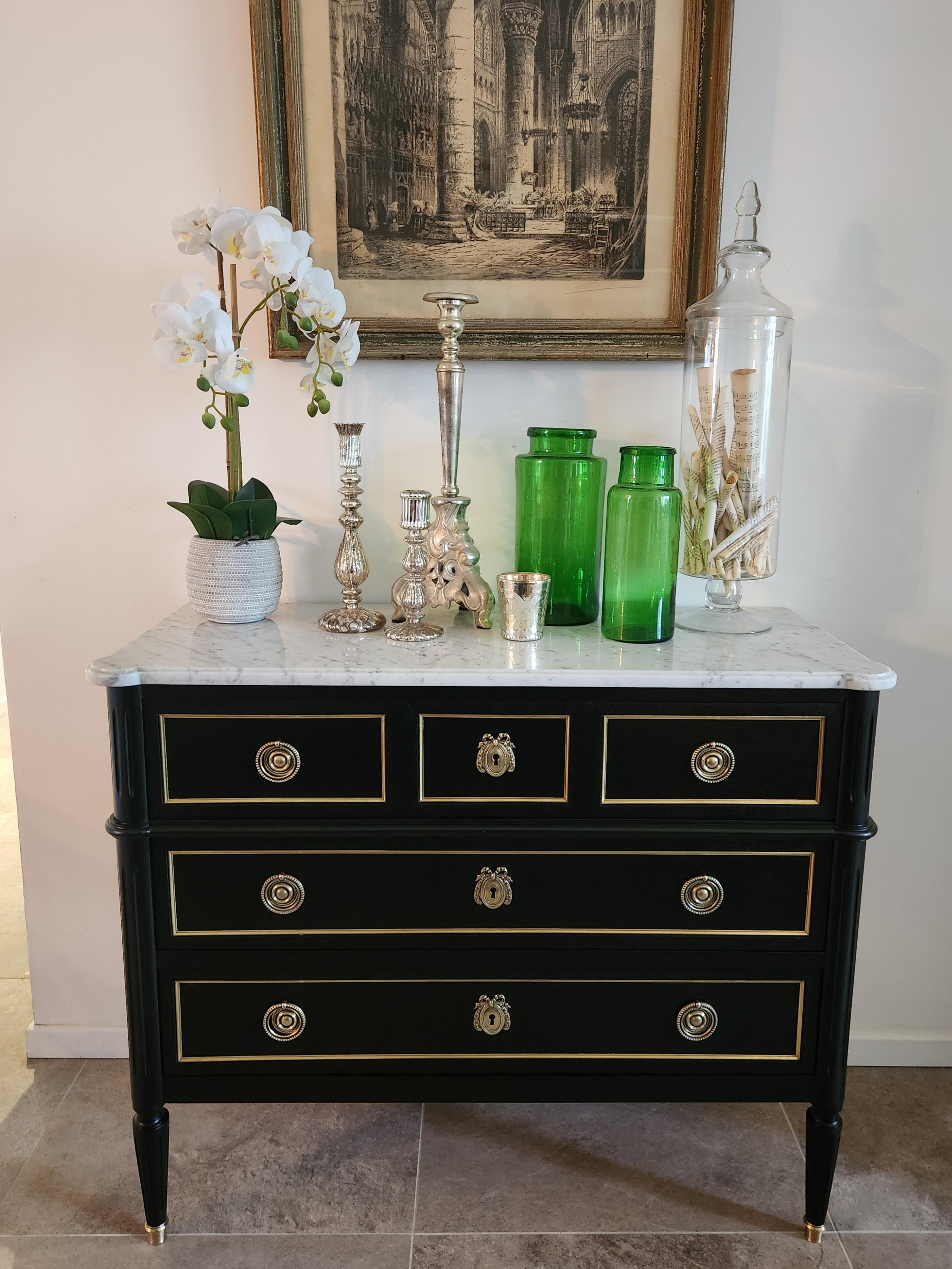 Ancienne commode française Louis XVI à tiroirs, marbre de Carrare Bon état - En vente à Senonches, Centre-Val de Loire