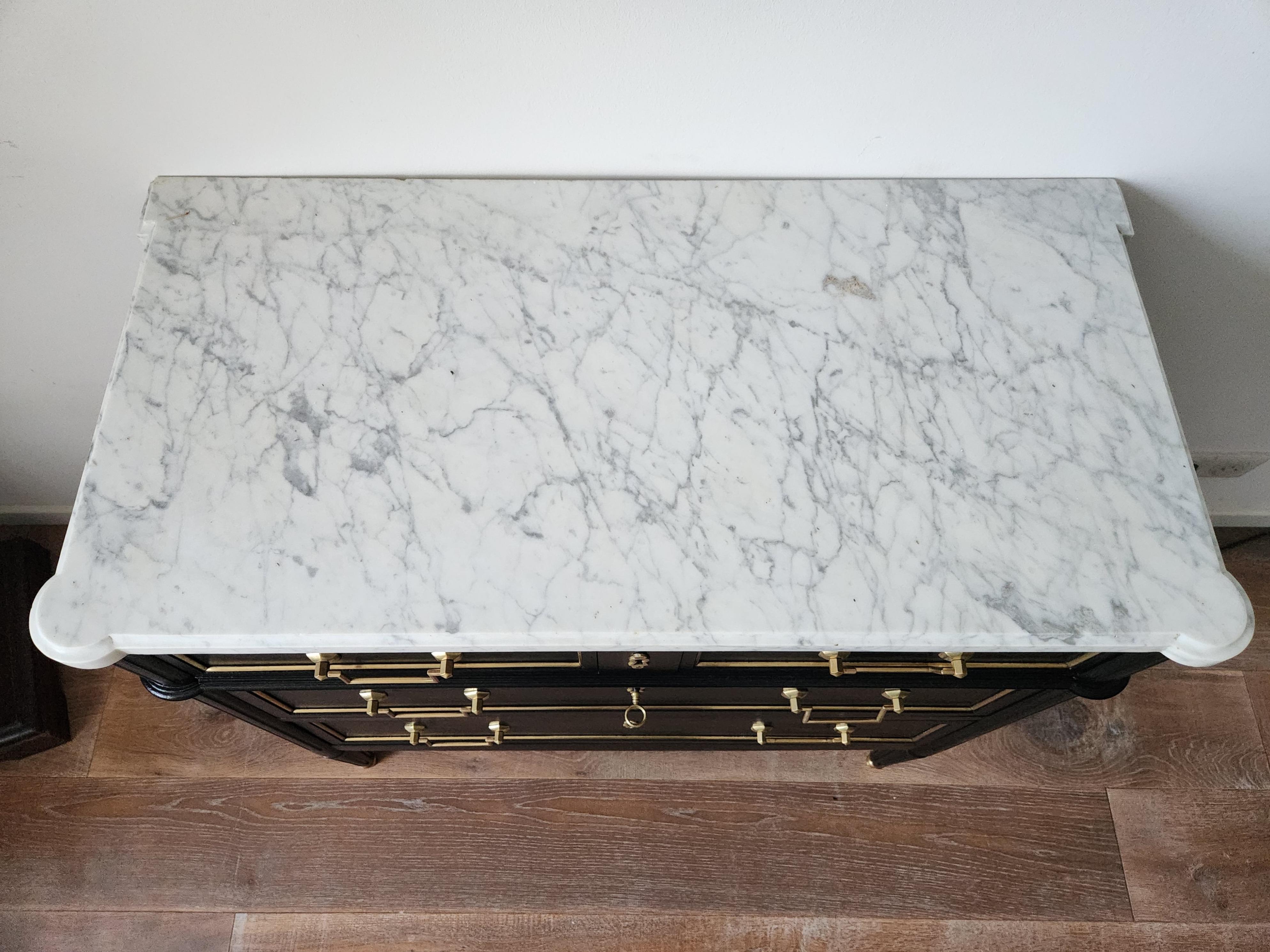 Marbre de Carrare Ancienne commode française Louis XVI à tiroirs, marbre de Carrare en vente