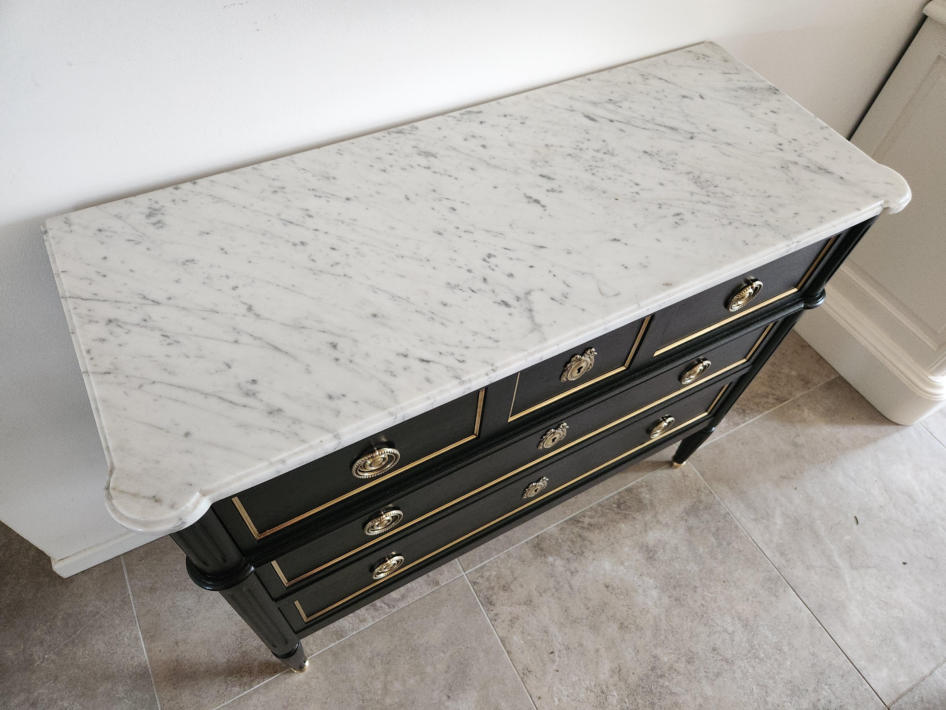 Marbre de Carrare Ancienne commode française Louis XVI à tiroirs, marbre de Carrare en vente