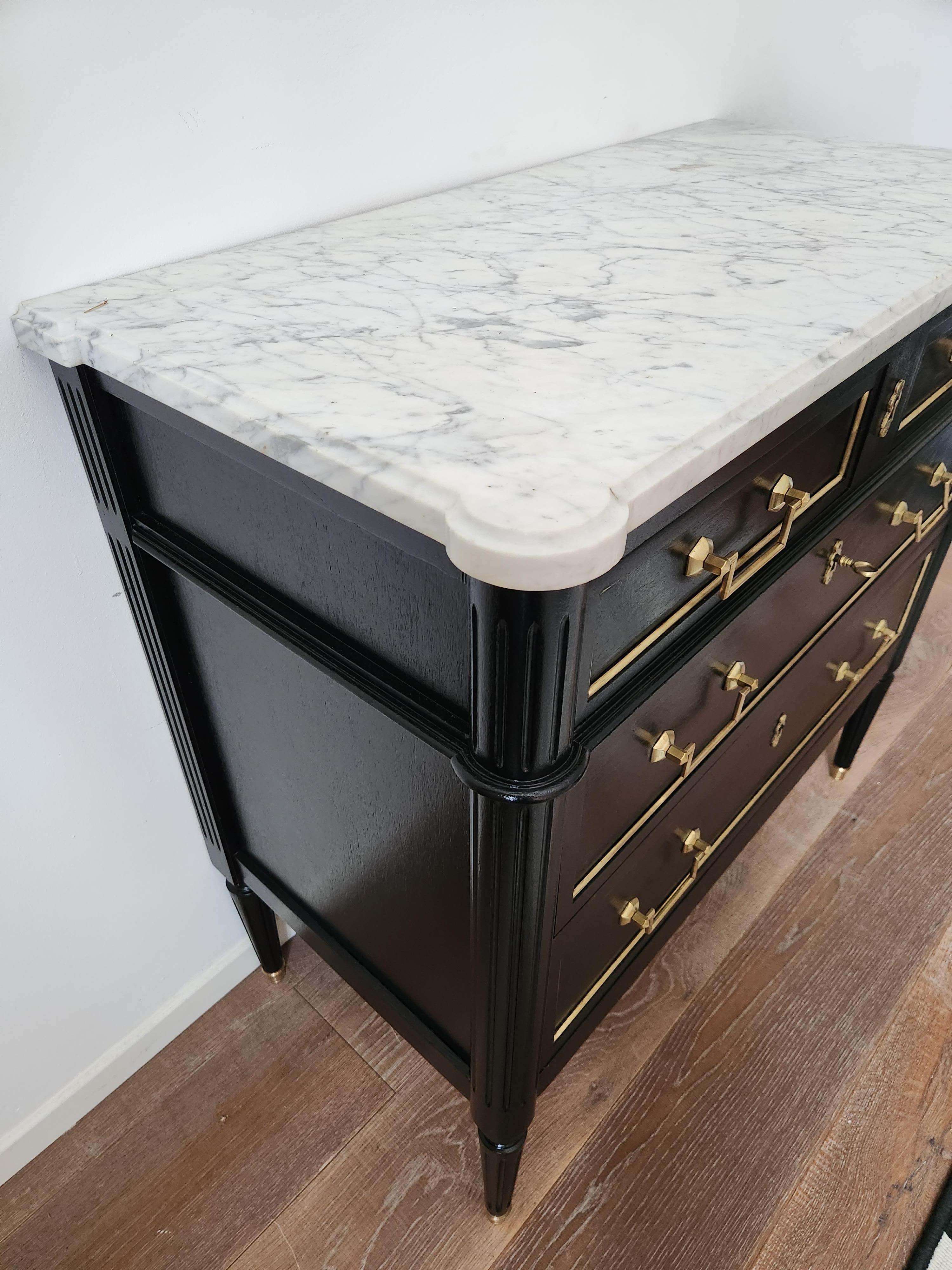 Ancienne commode française Louis XVI à tiroirs, marbre de Carrare en vente 1
