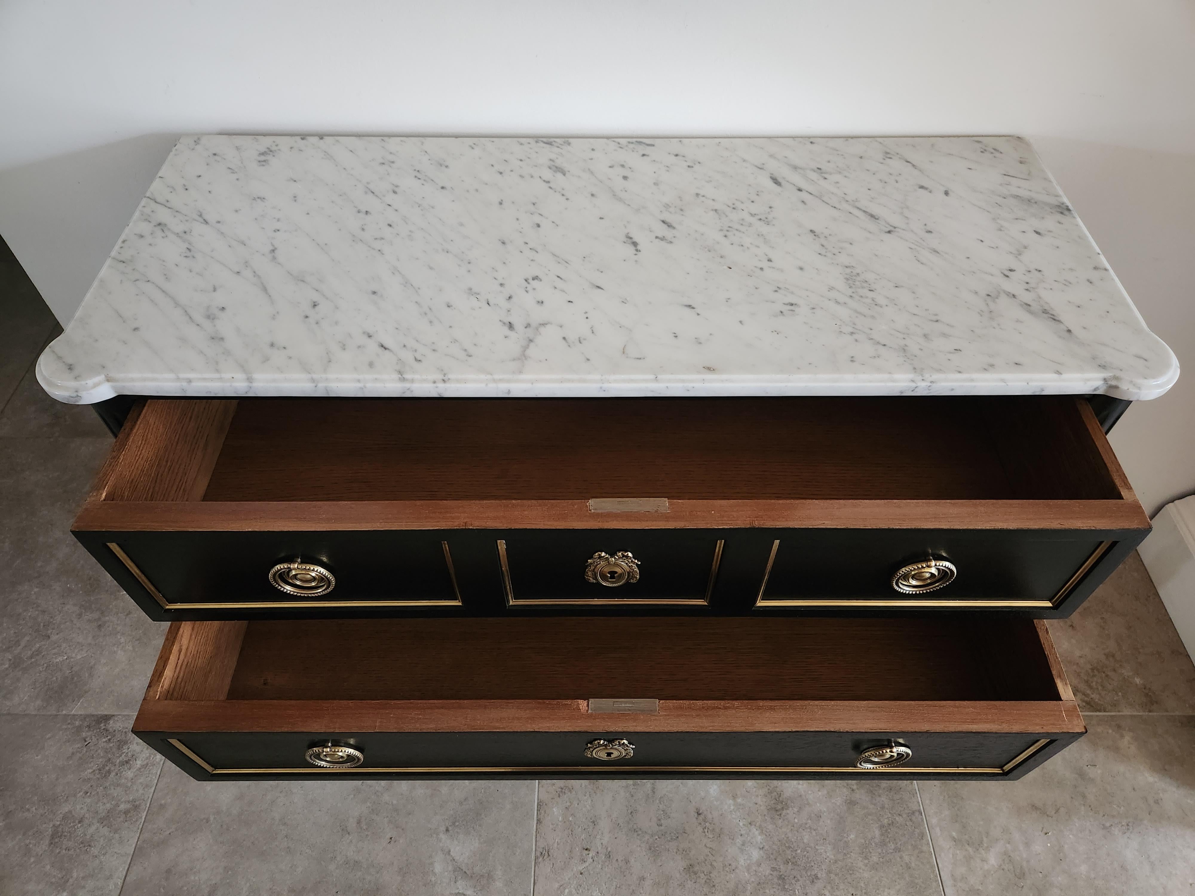 Ancienne commode française Louis XVI à tiroirs, marbre de Carrare en vente 1