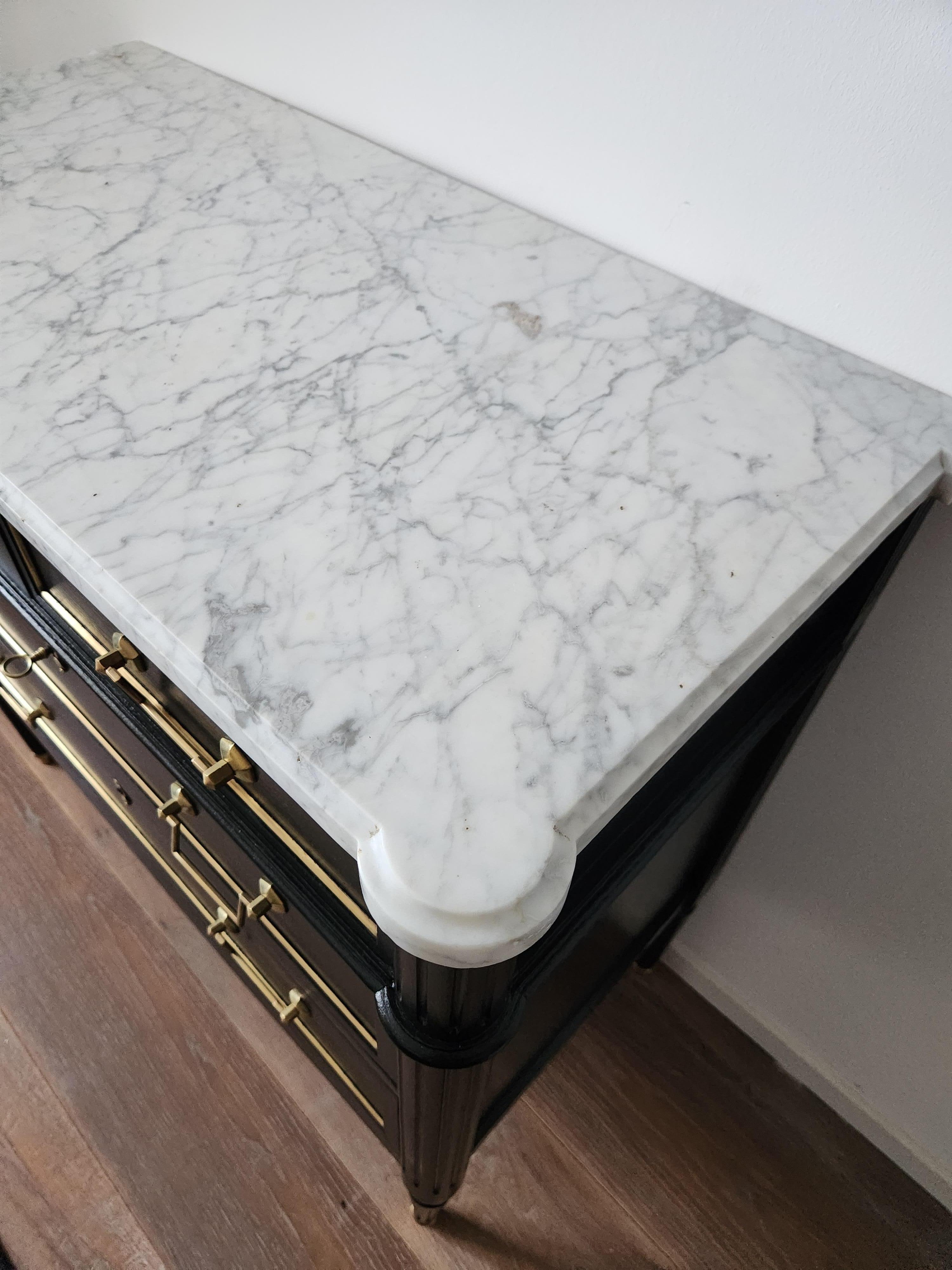 Ancienne commode française Louis XVI à tiroirs, marbre de Carrare en vente 2
