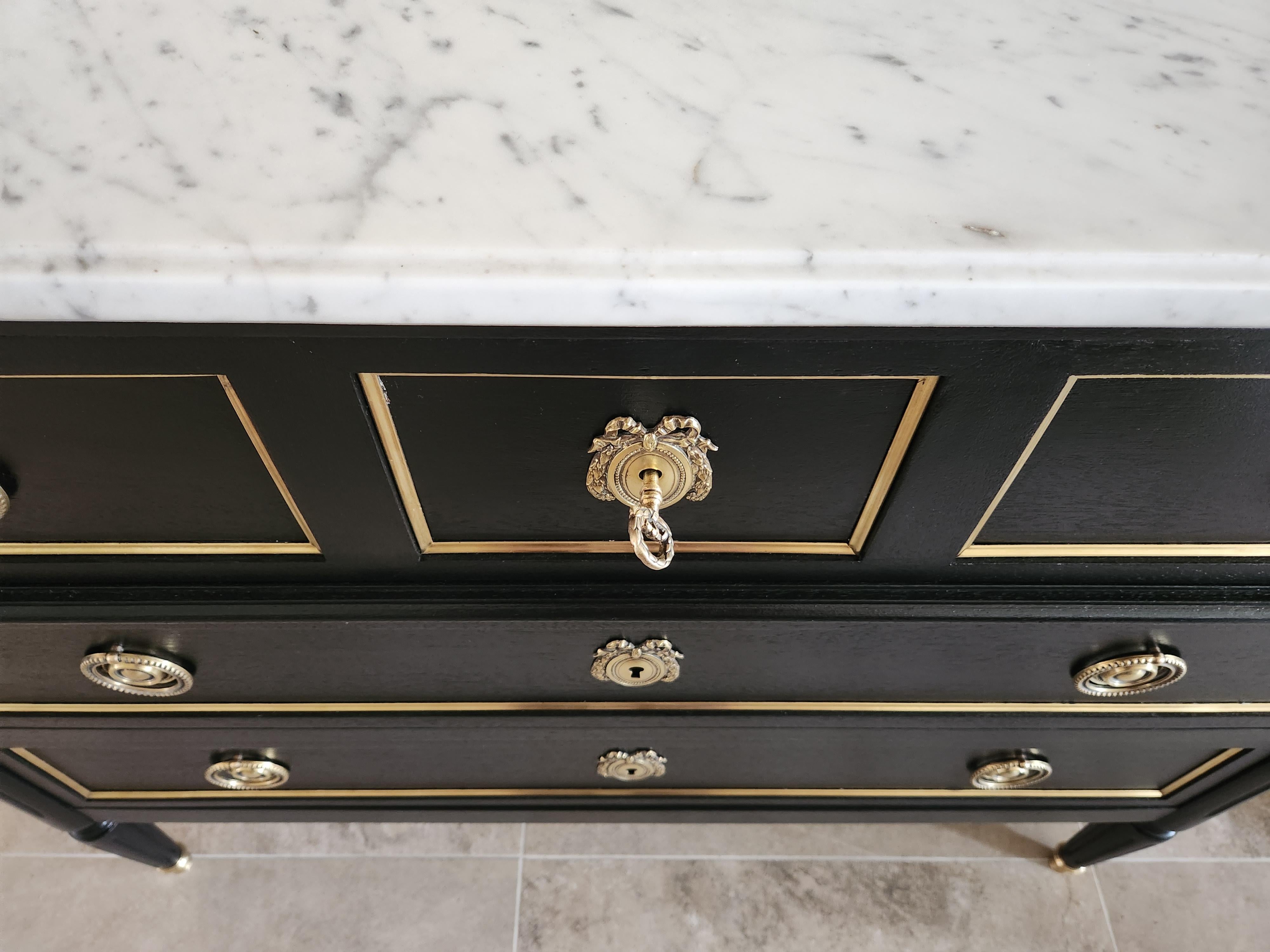 Ancienne commode française Louis XVI à tiroirs, marbre de Carrare en vente 2