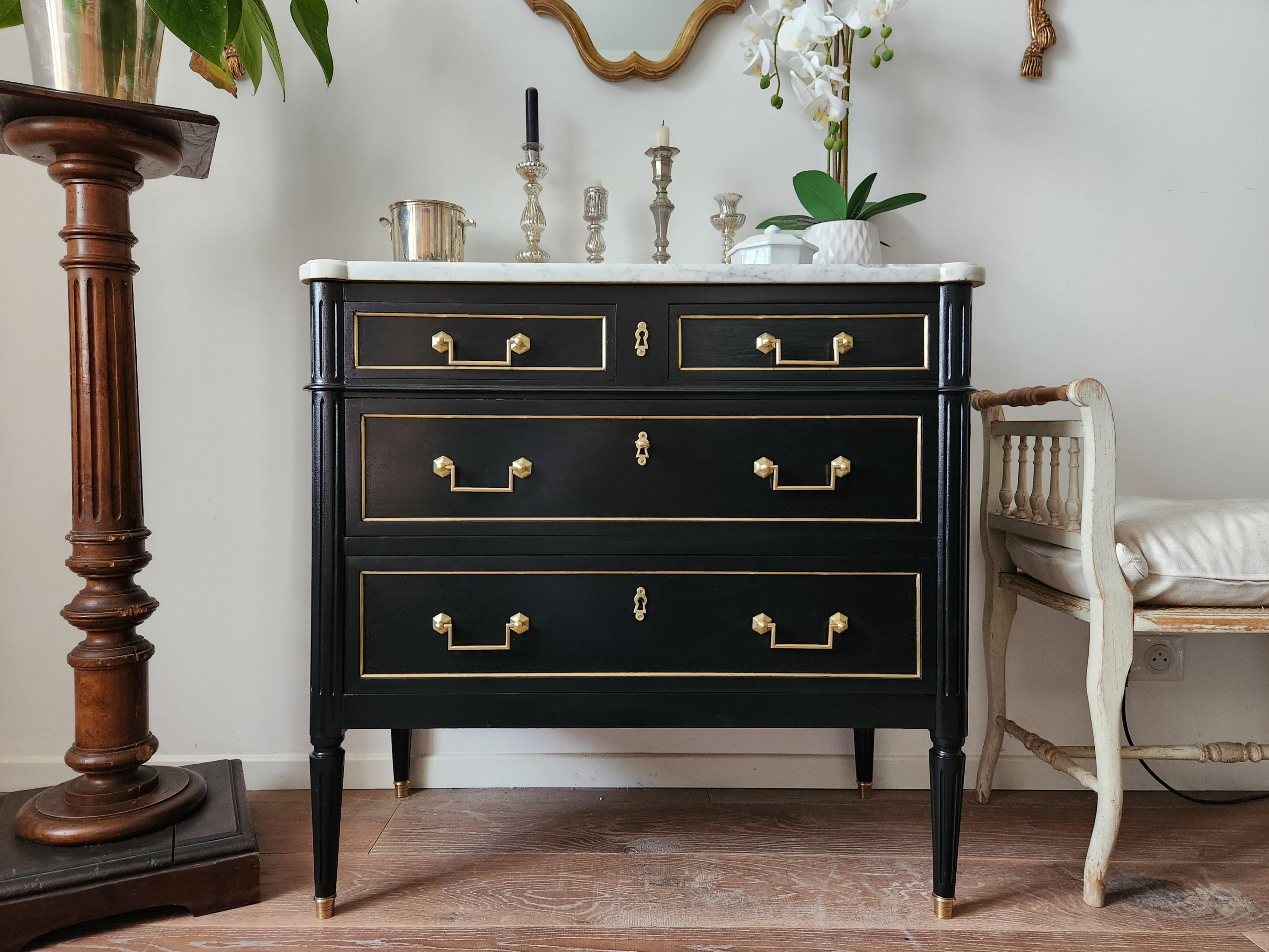 Ancienne commode française Louis XVI à tiroirs, marbre de Carrare en vente 3