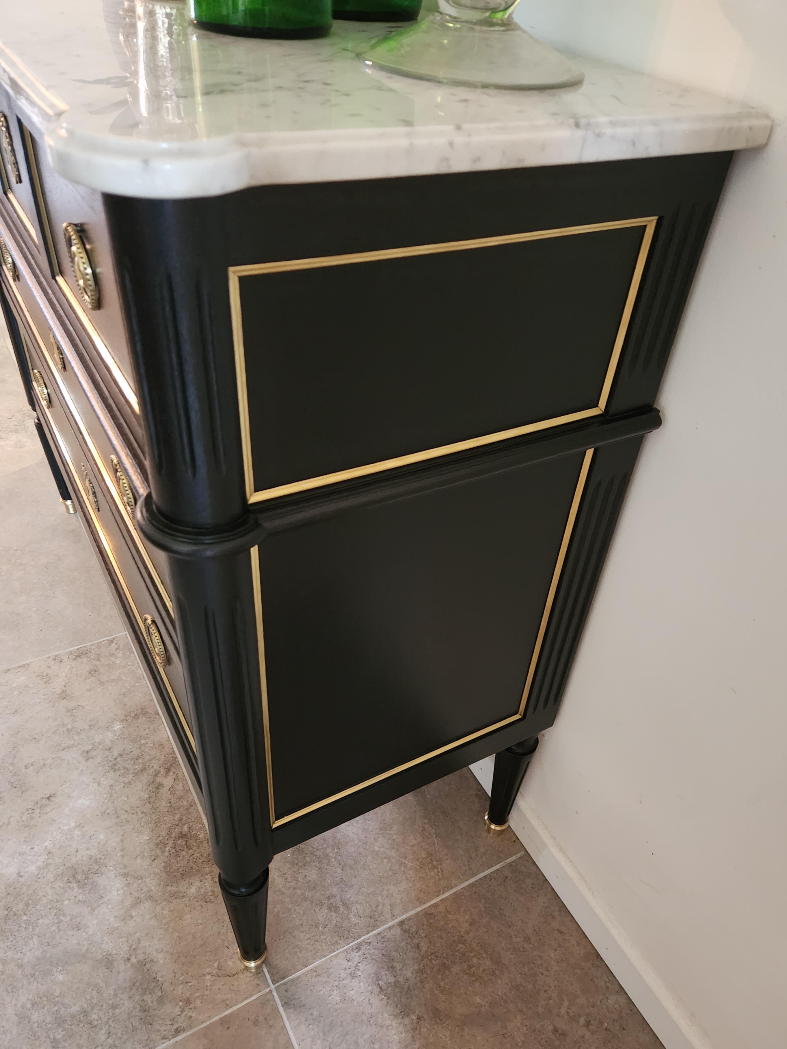 Ancienne commode française Louis XVI à tiroirs, marbre de Carrare en vente 3