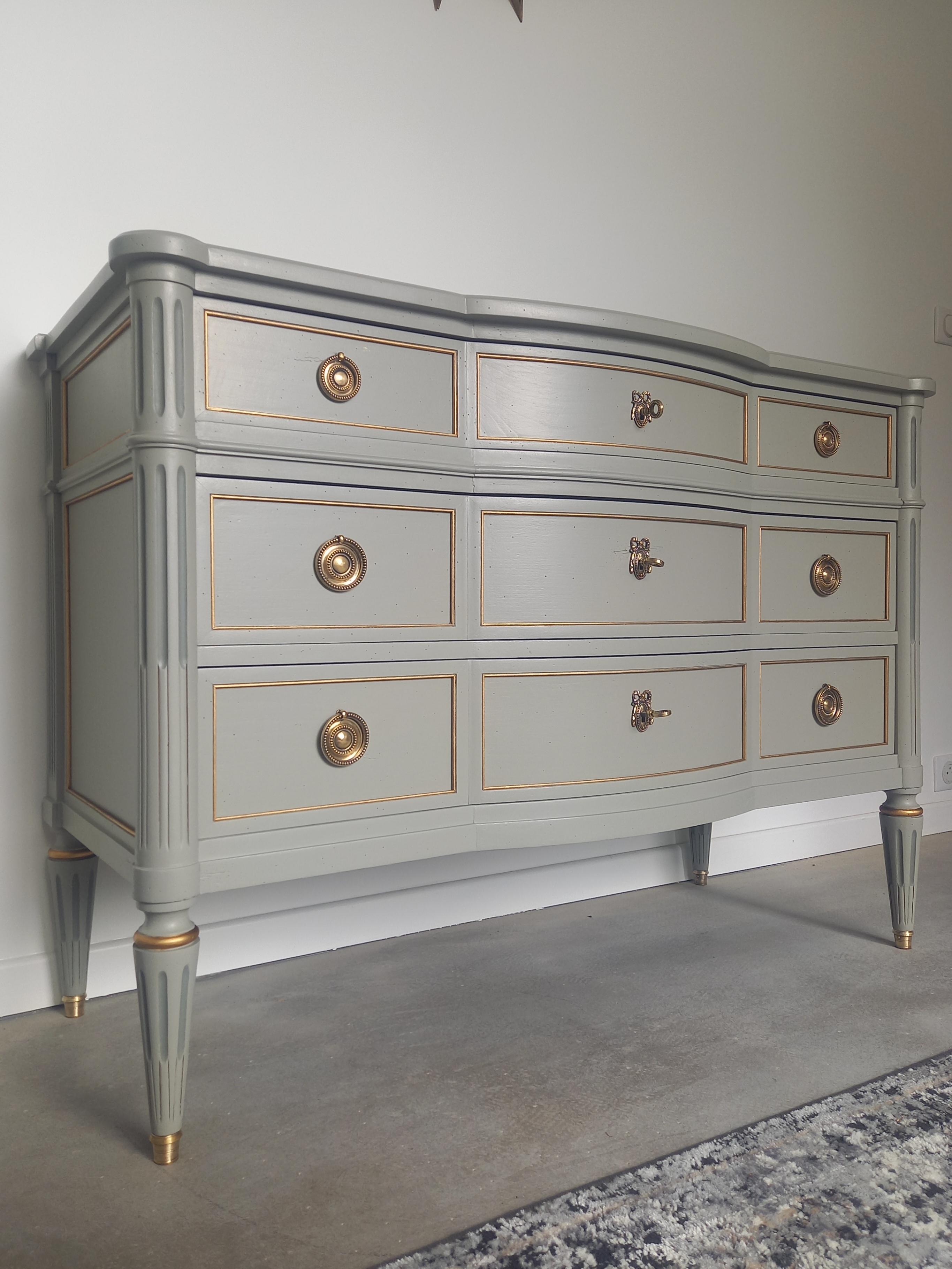Antique French, Louis XVI style chest of drawers, fluted legs finished with golden bronze clogs. Three dovetailed drawers domed in the center, all the locks are functional and the keys are complete.
Impeccable structure, the small defects of the