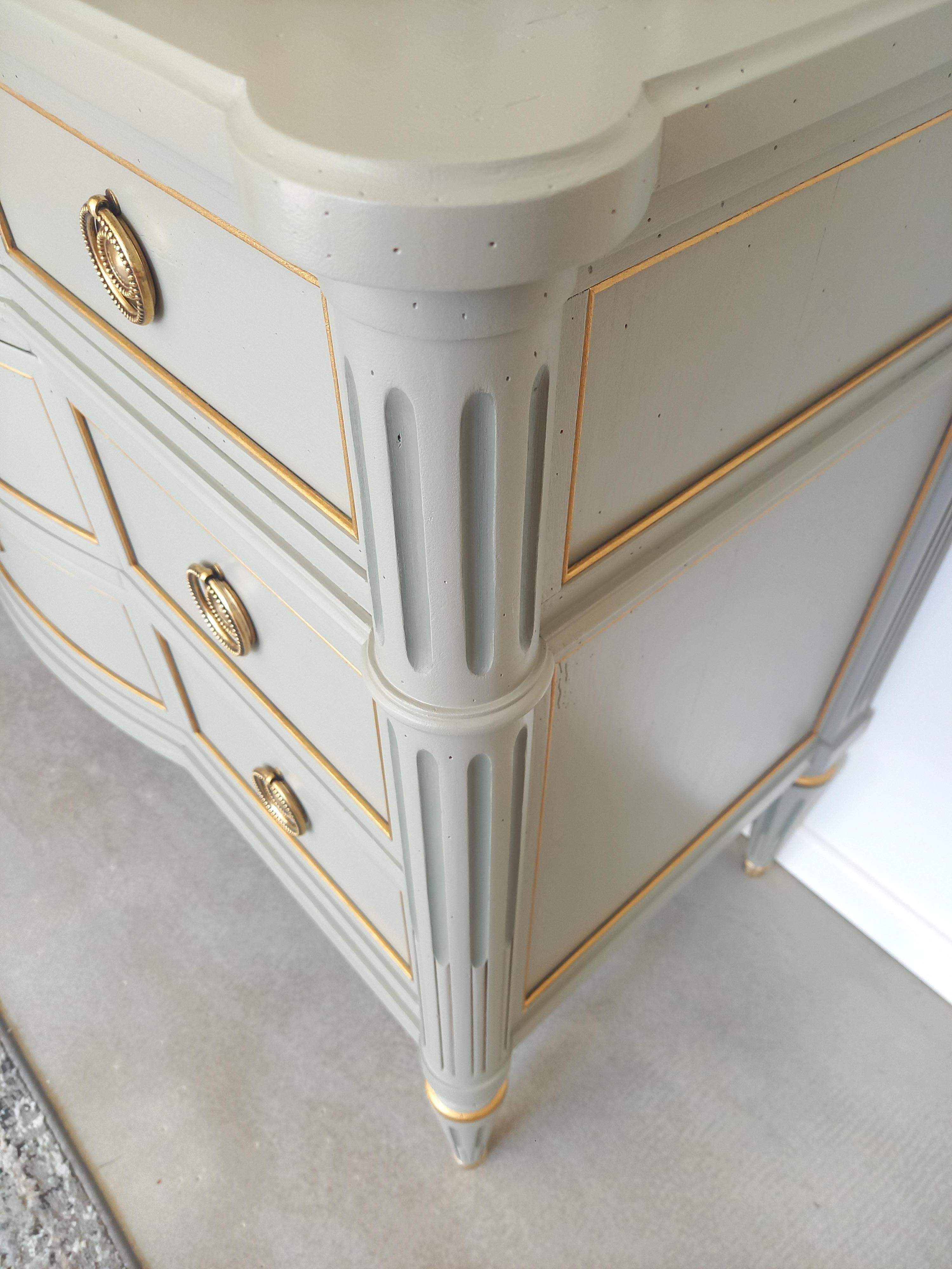 Antique French Louis XVI Chest Of Drawers Commode In Good Condition For Sale In Senonches, Centre-Val de Loire