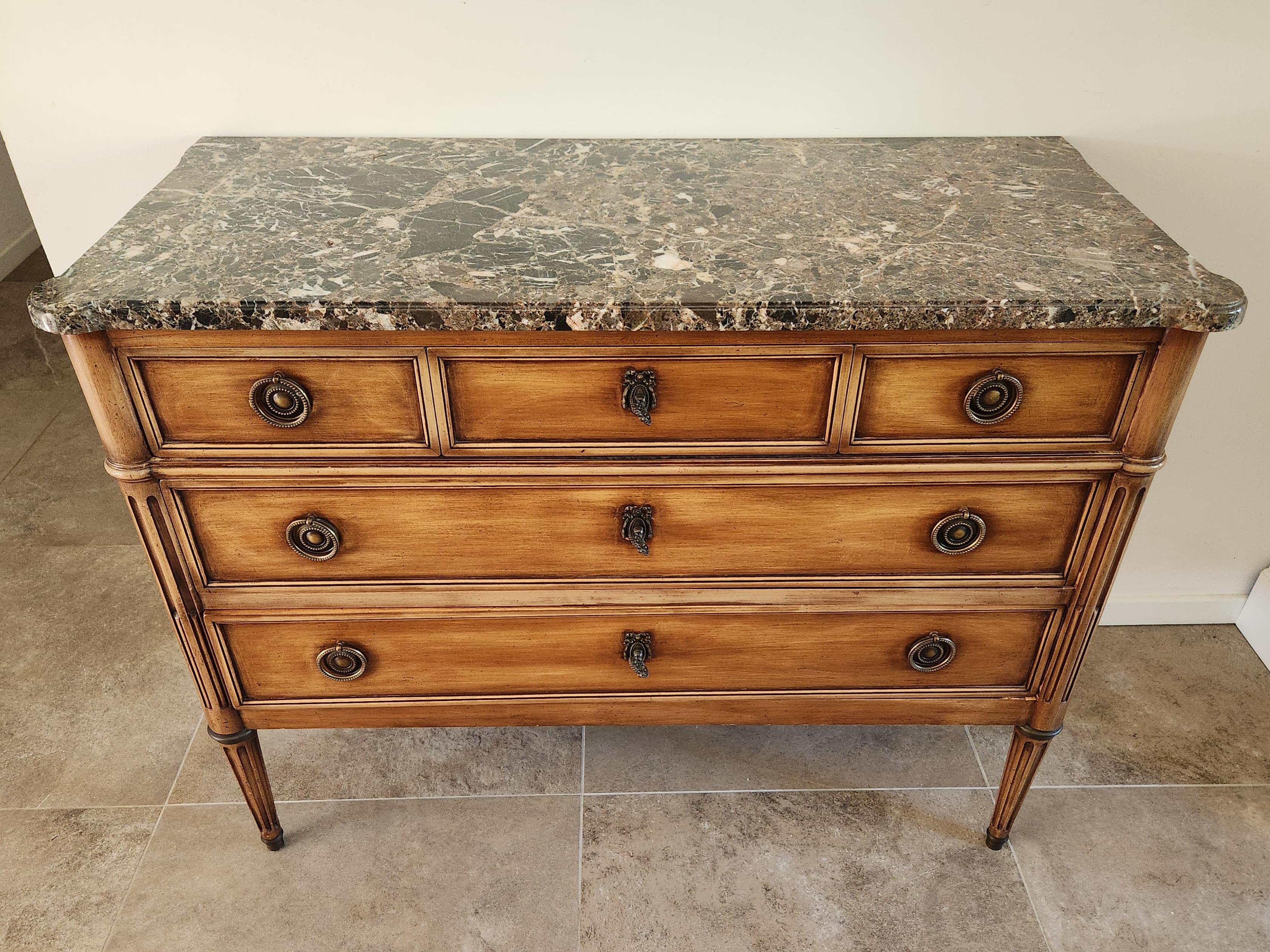 Antico cassettone francese in stile Luigi XVI sormontato da un raro marmo marrone, grigio, bianco e con qualche tocco di rame, chiamato Brèche Nouvelle e proveniente dalla Francia. 
Gambe scanalate decorate con anelli e zoccoli in bronzo nella loro