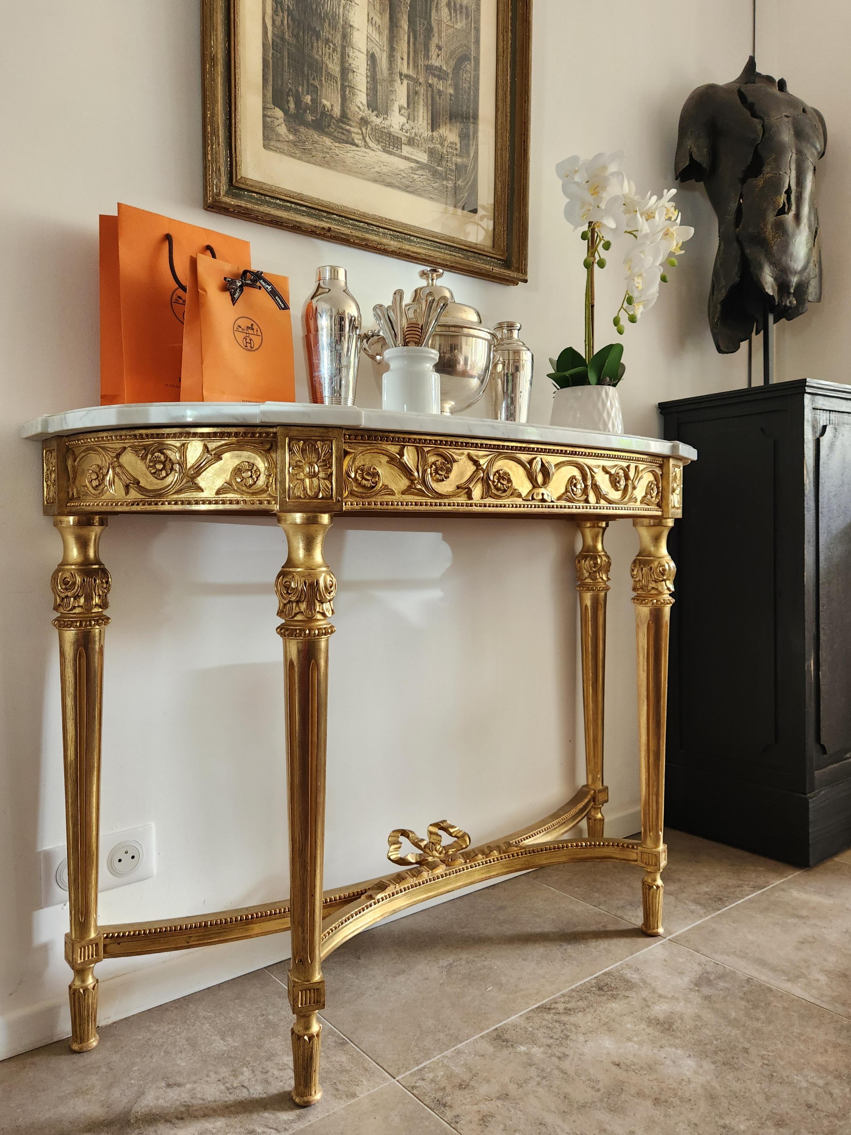 Francese Antique French Console Luigi XVI, legno dorato e marmo di Carrara in vendita