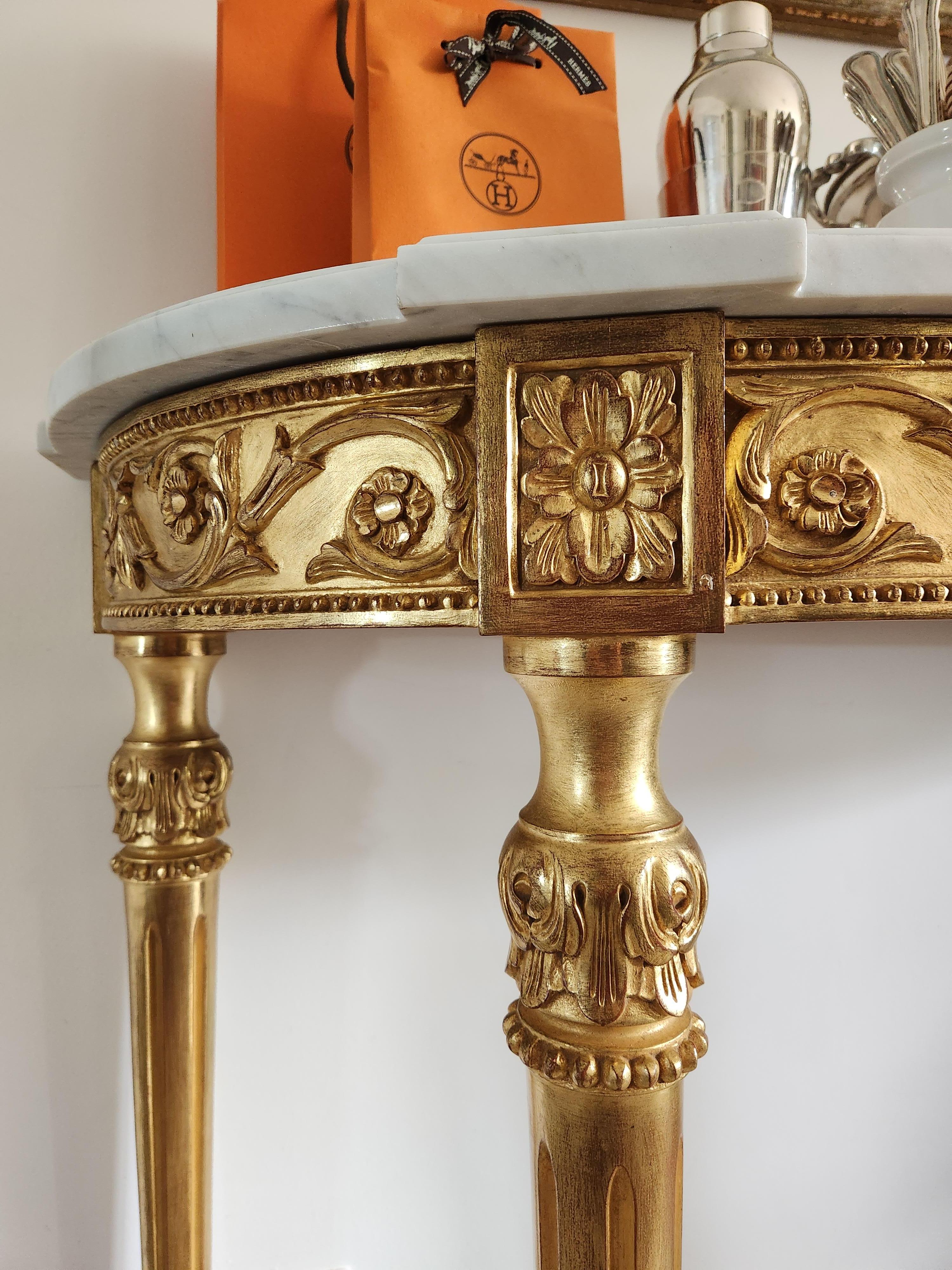 Marmo di Carrara Antique French Console Luigi XVI, legno dorato e marmo di Carrara in vendita
