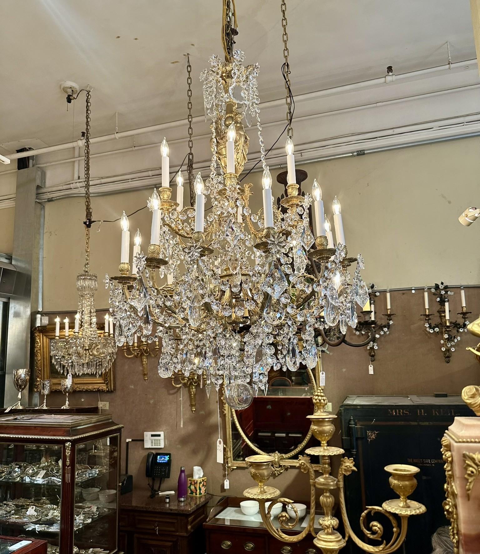 Lustre ancien en cristal de Louis XVI et bronze doré à 18 lumières, Circa 1890 en vente 5