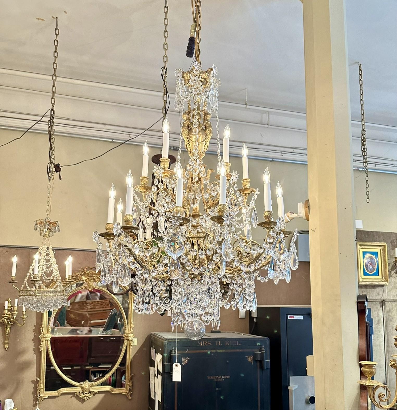 Lustre ancien en cristal de Louis XVI et bronze doré à 18 lumières, Circa 1890 en vente 6