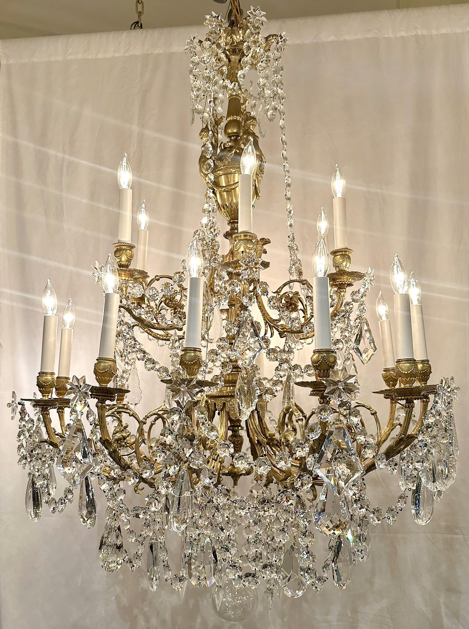 Lustre ancien en cristal de Louis XVI et bronze doré à 18 lumières, Circa 1890.