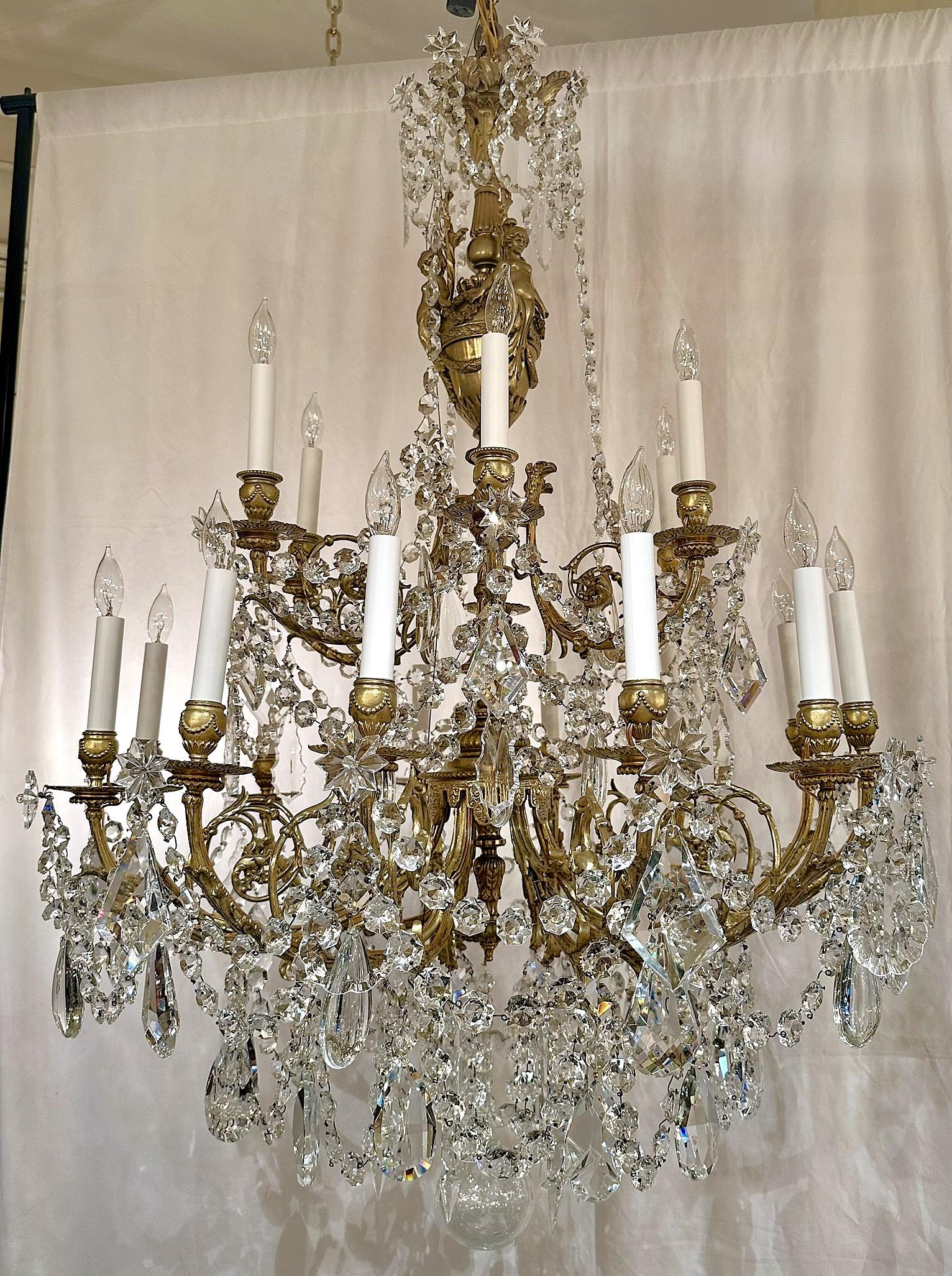 Français Lustre ancien en cristal de Louis XVI et bronze doré à 18 lumières, Circa 1890 en vente