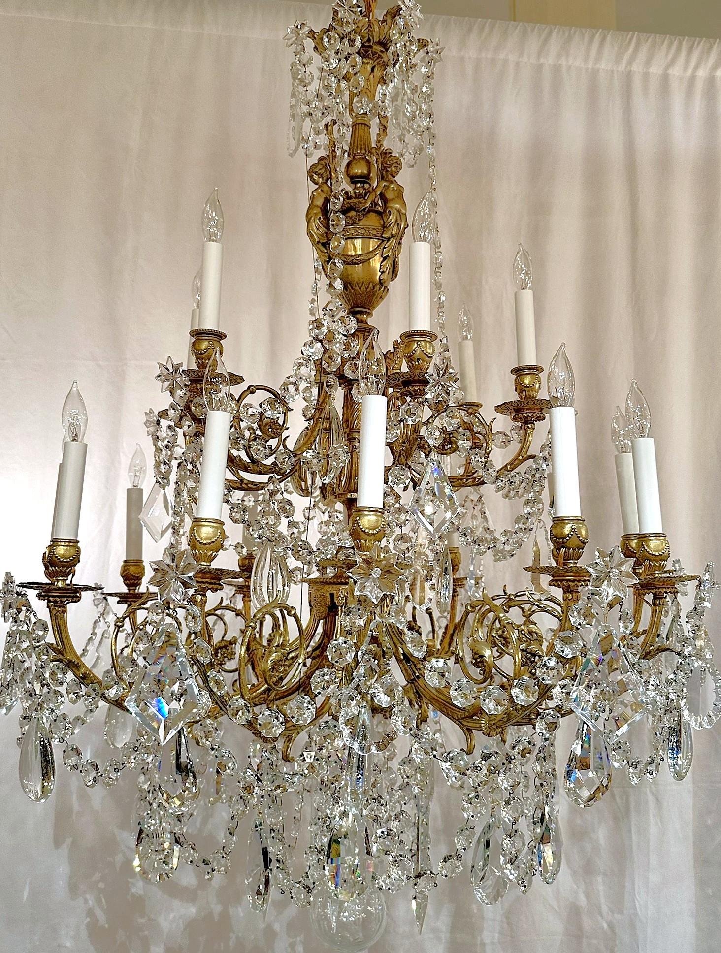 Lustre ancien en cristal de Louis XVI et bronze doré à 18 lumières, Circa 1890 Bon état - En vente à New Orleans, LA