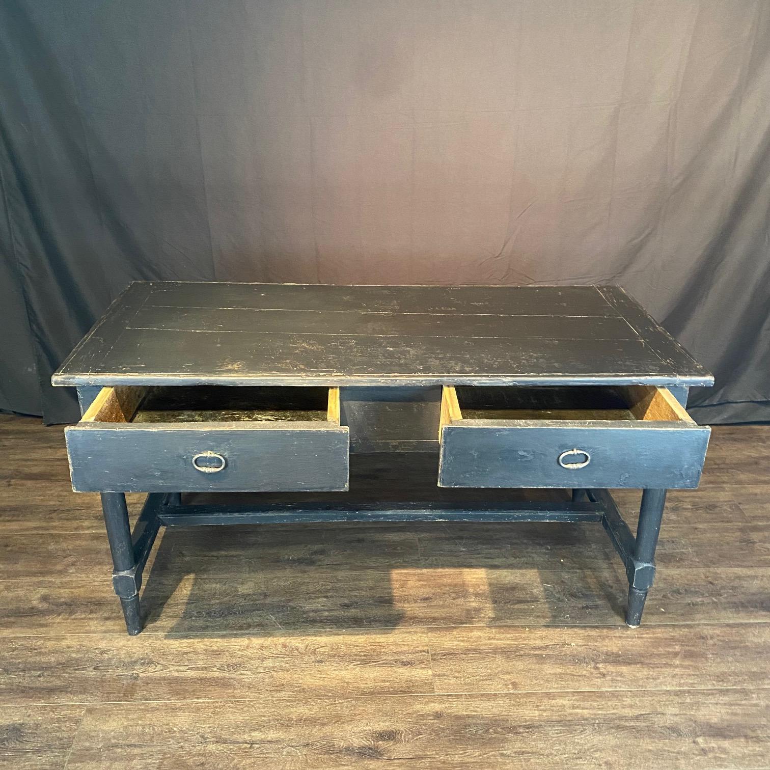Antiker französischer schwarz lackierter, sehr vielseitiger und schöner Louis XVI Konsolen- oder Sofatisch, der auch als Schreibtisch, Kücheninsel oder Esstisch dienen kann! Mit seinem schlichten und rustikalen europäischen Design verbindet dieses