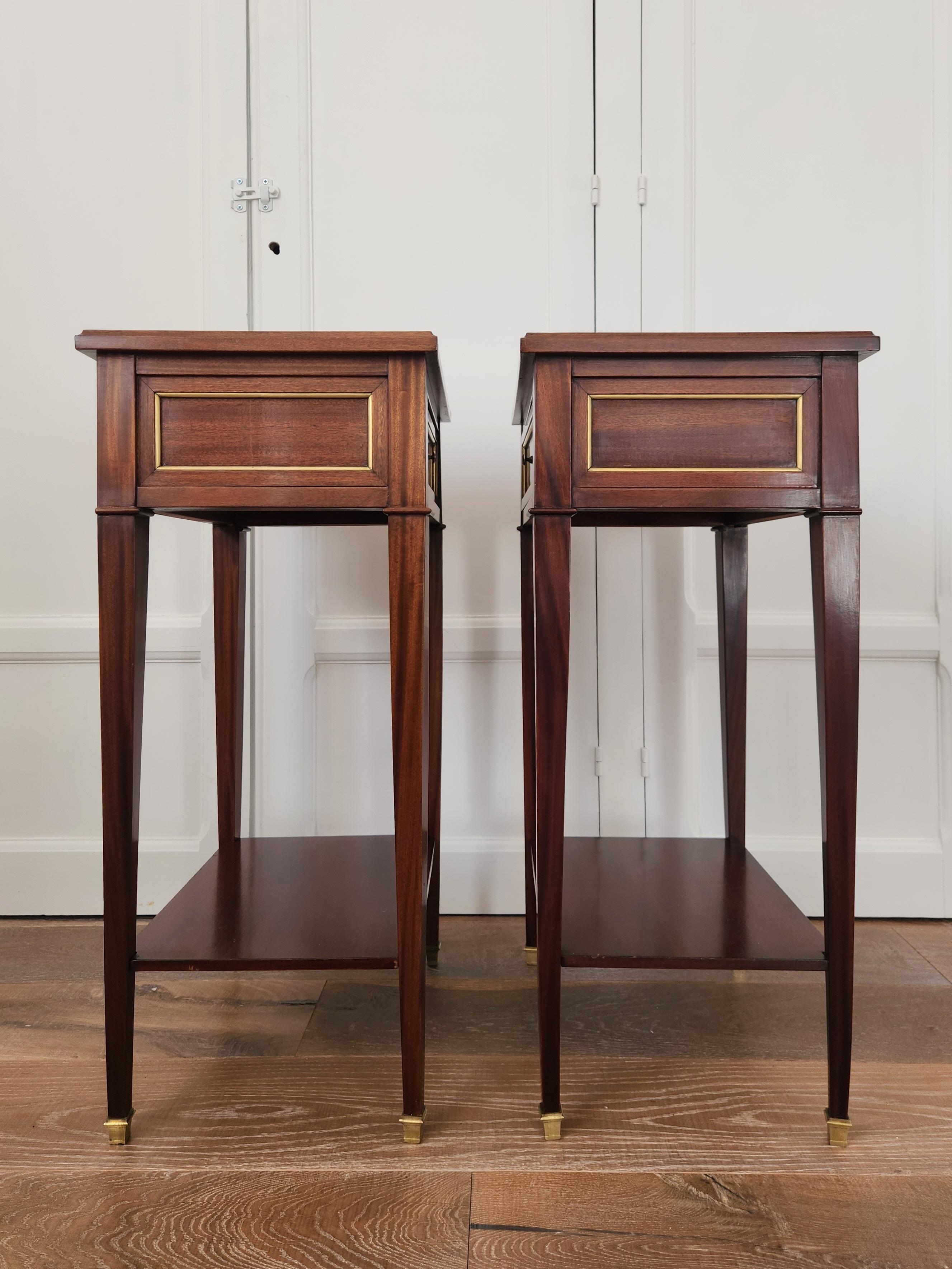 Antique French Louis XVI Directoire Pair Of Nightstands, Side Tables en venta 4