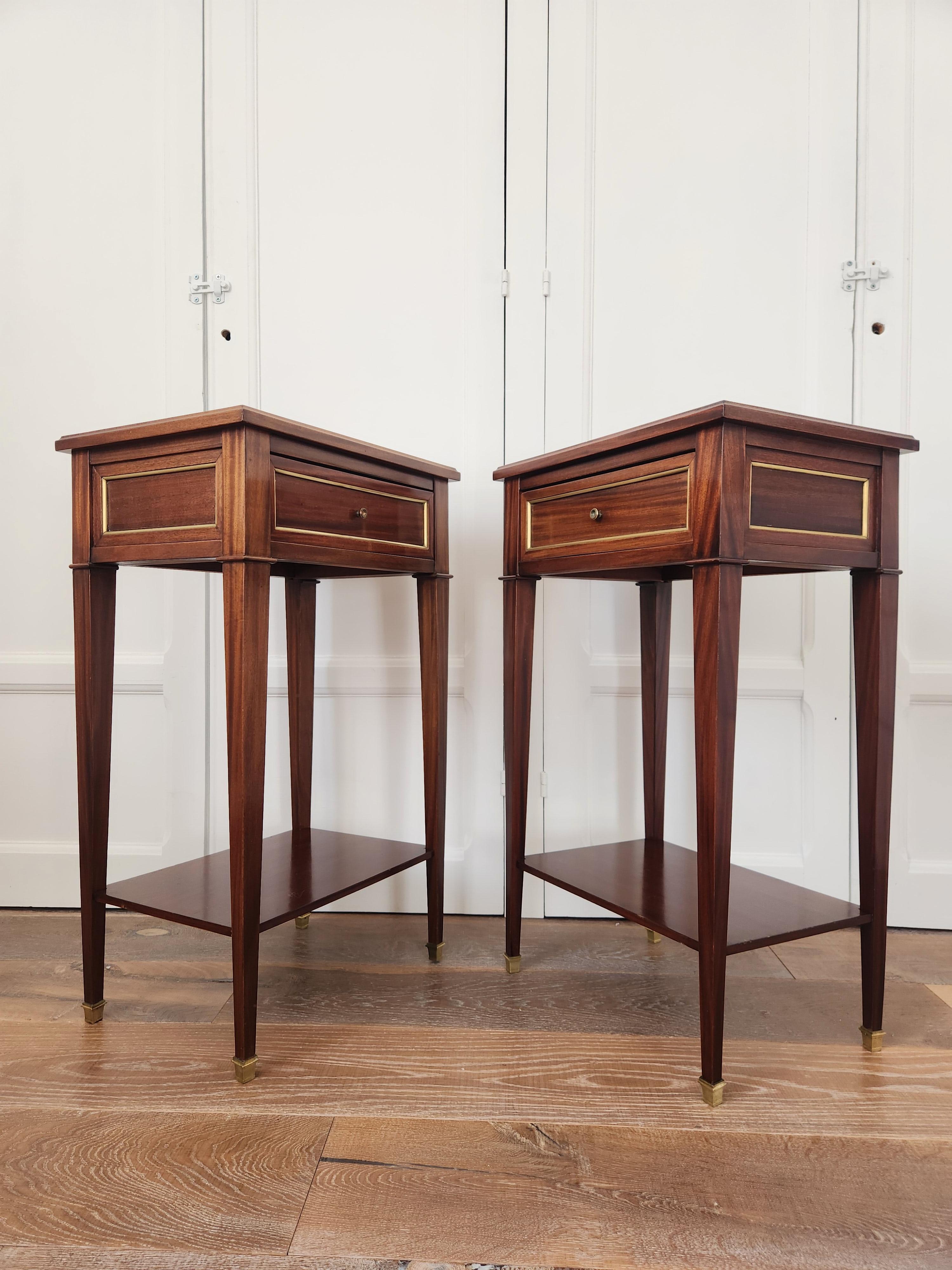 Antique French Louis XVI Directoire style pair of nightstands or side tables
Detalles de latón en cada lado, tiradores y zuecos de bronce, un cajón frontal de cola de milano.
Las fotos y el vídeo describen con precisión el buen estado de la pieza.