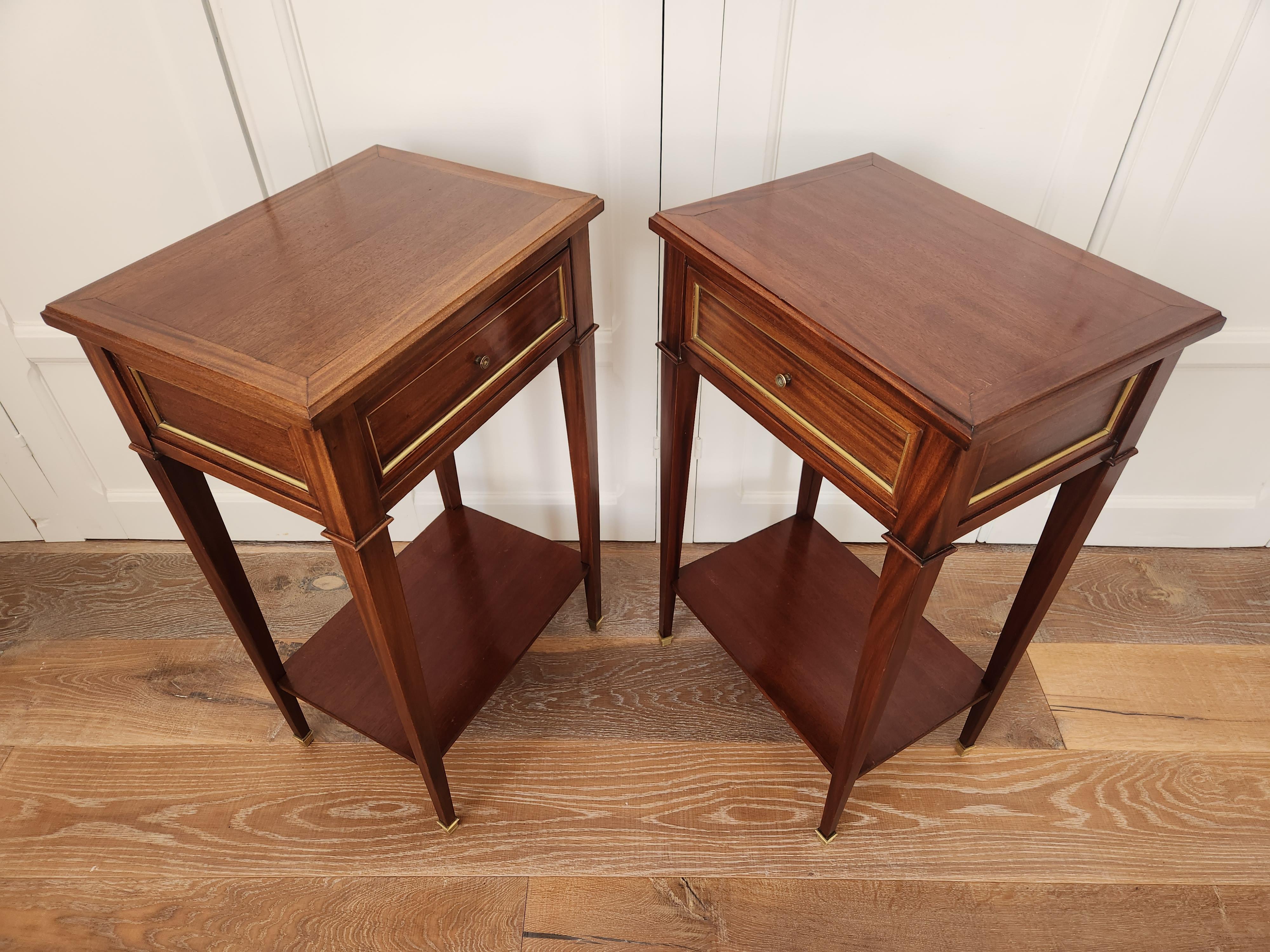 Antique French Louis XVI Directoire Pair Of Nightstands, Side Tables Luis XVI en venta
