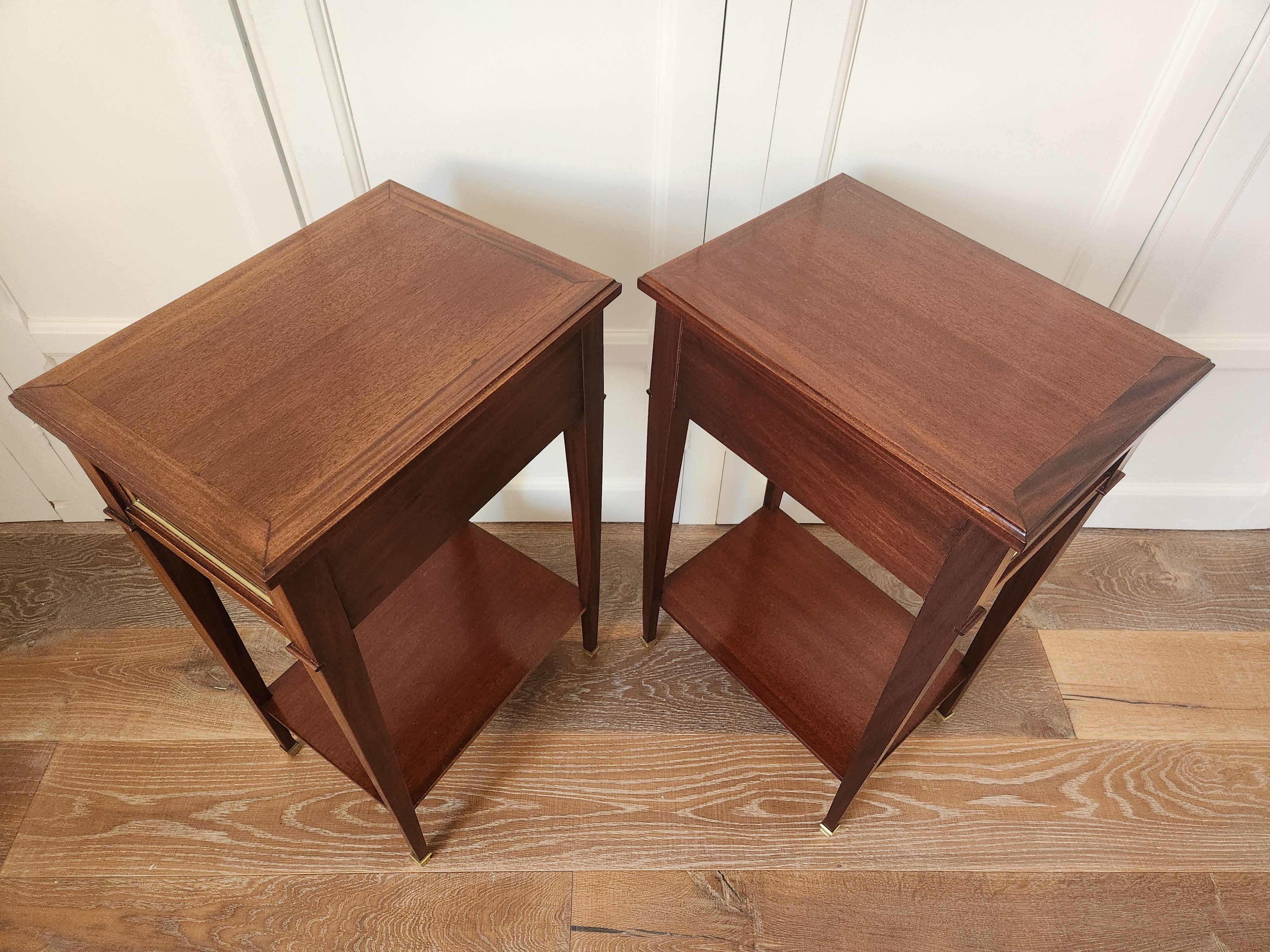 Antique French Louis XVI Directoire Pair Of Nightstands, Side Tables Francés en venta