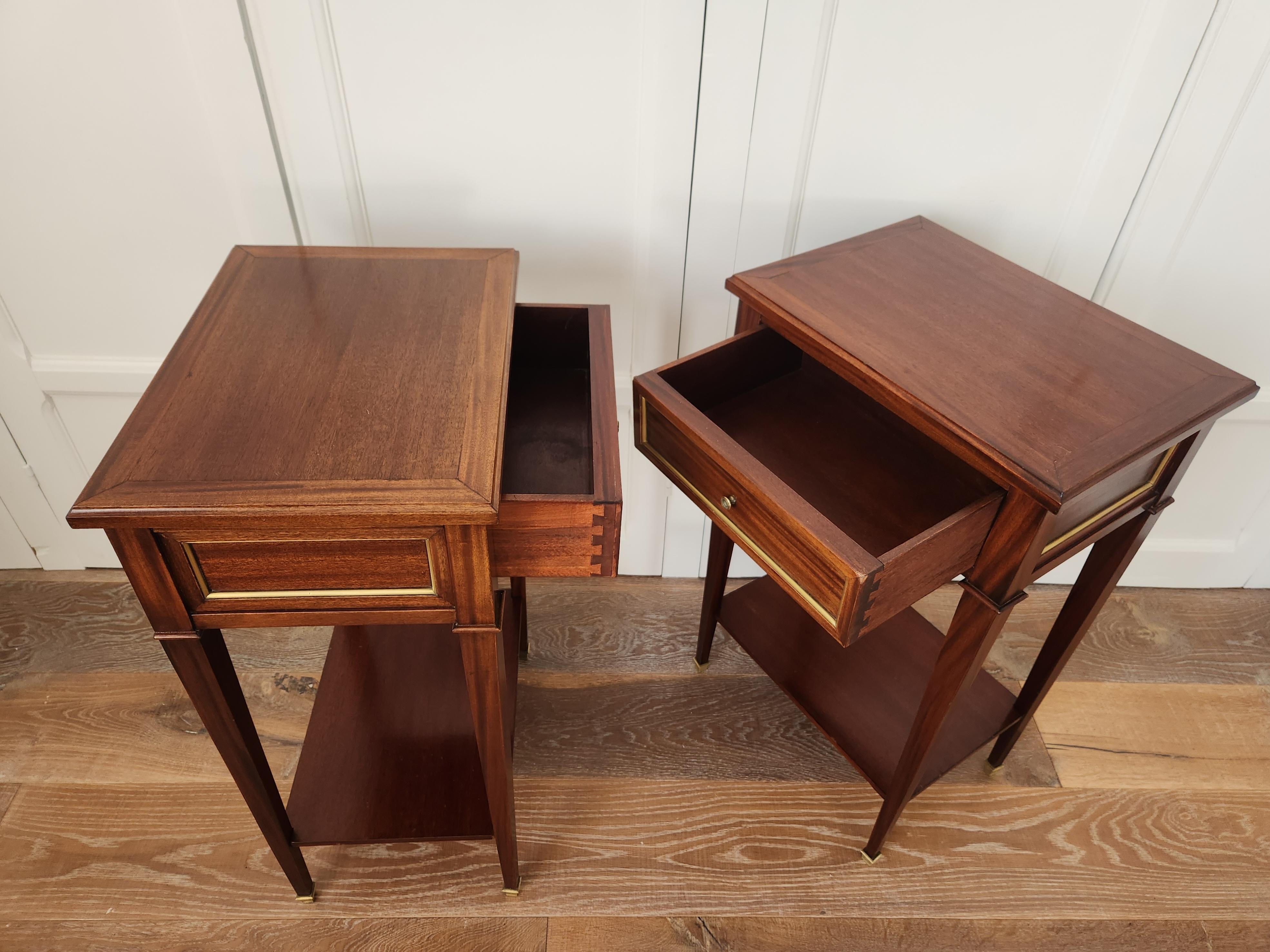 Antique French Louis XVI Directoire Pair Of Nightstands, Side Tables en Bueno estado para la venta en Senonches, Centre-Val de Loire