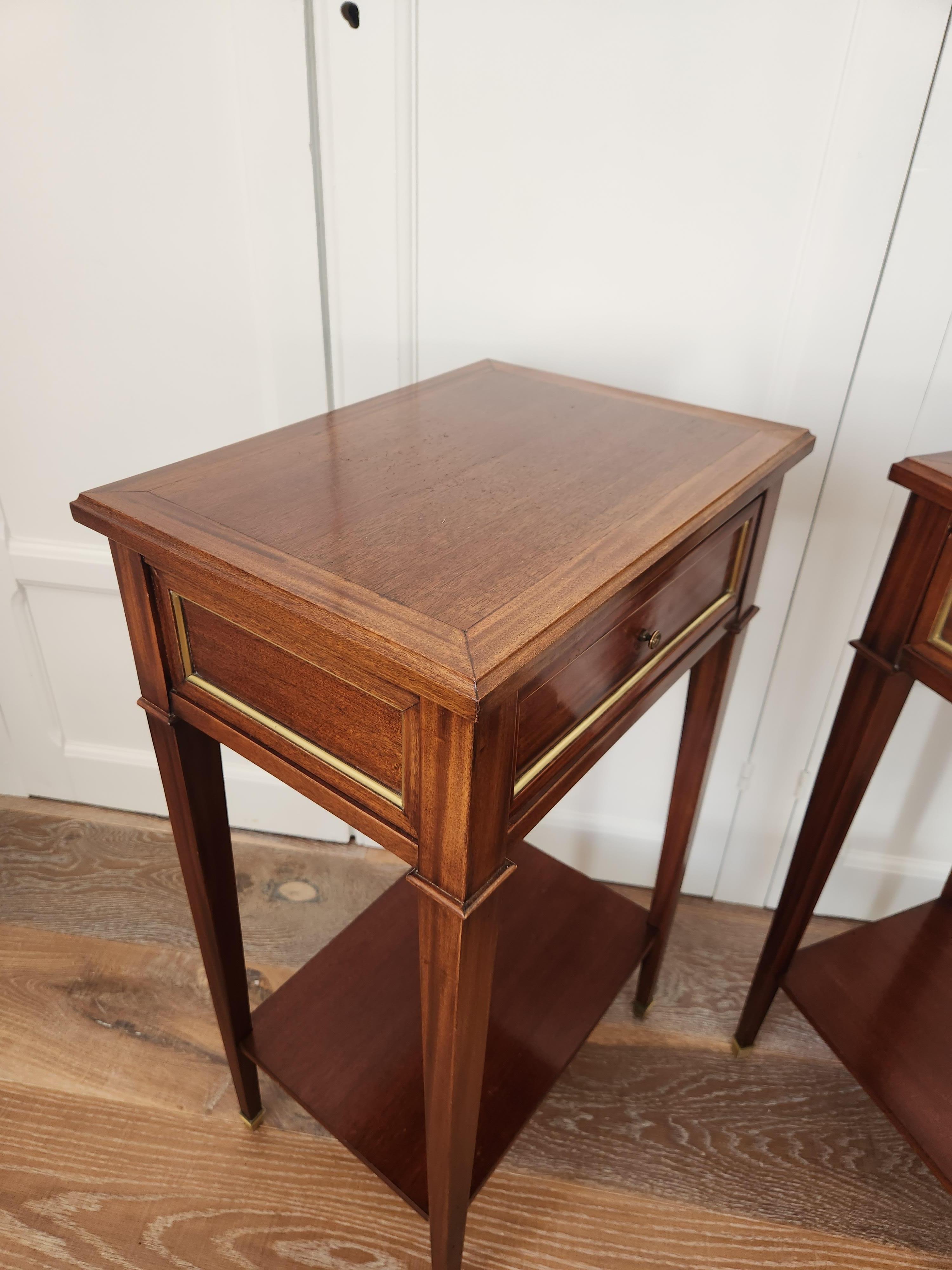 Antique French Louis XVI Directoire Pair Of Nightstands, Side Tables principios del siglo XX en venta