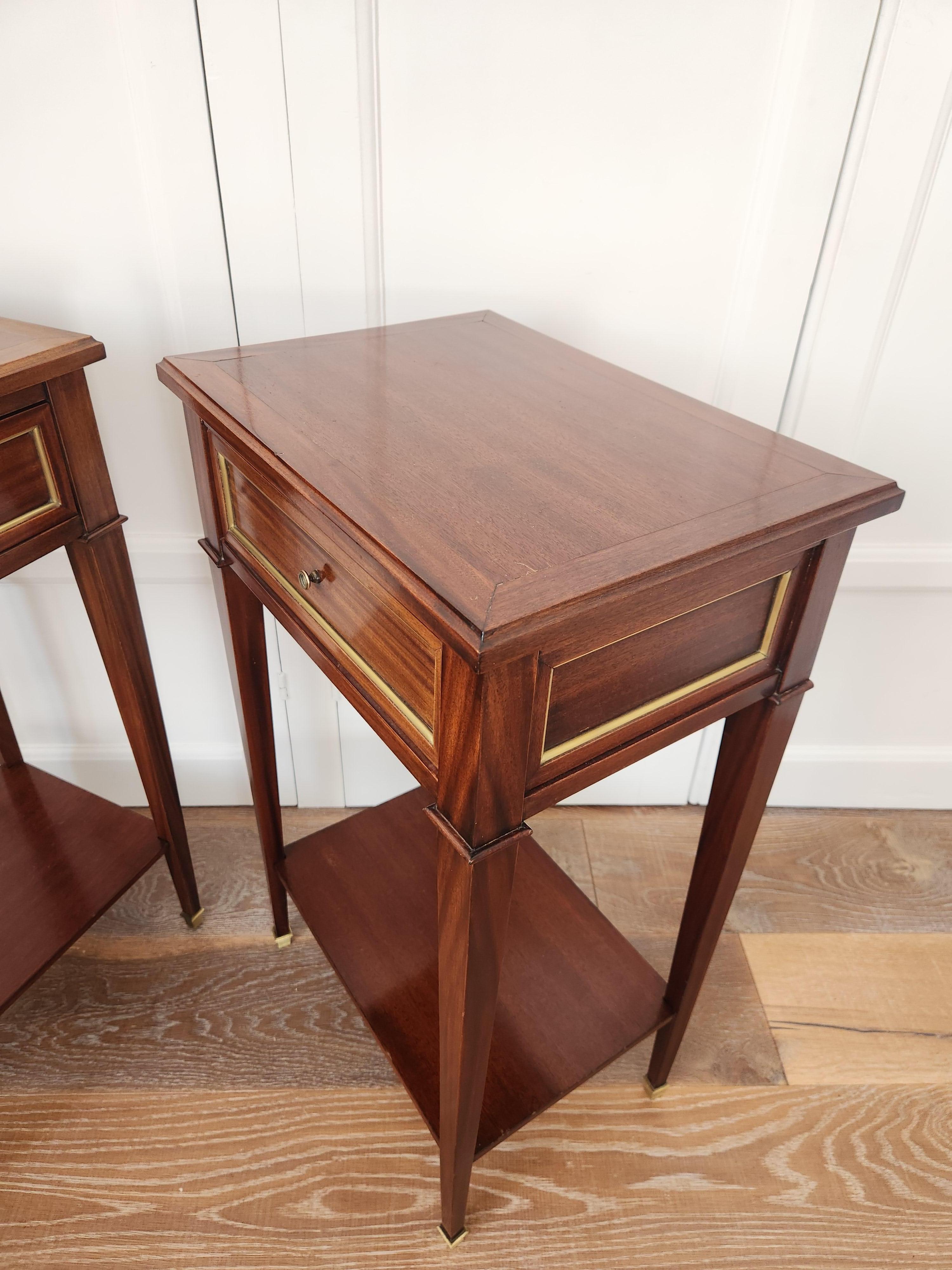 Antique French Louis XVI Directoire Pair Of Nightstands, Side Tables Latón en venta