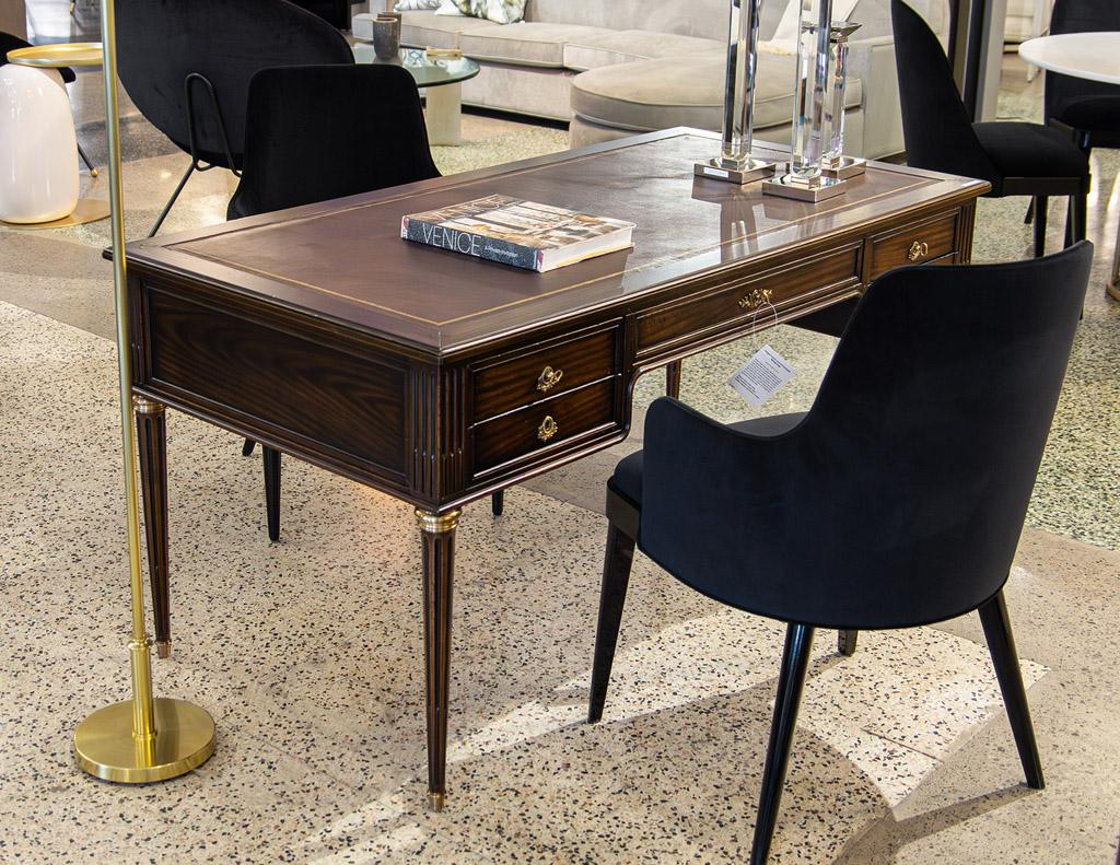 Der Inbegriff von Eleganz und Raffinesse - der antike französische Louis XVI Escritoire-Schreibtisch. Dieses exquisite Stück, das um 1940 in Frankreich hergestellt wurde, strahlt zeitlosen Charme und Grandeur aus. Dieser fachmännisch restaurierte