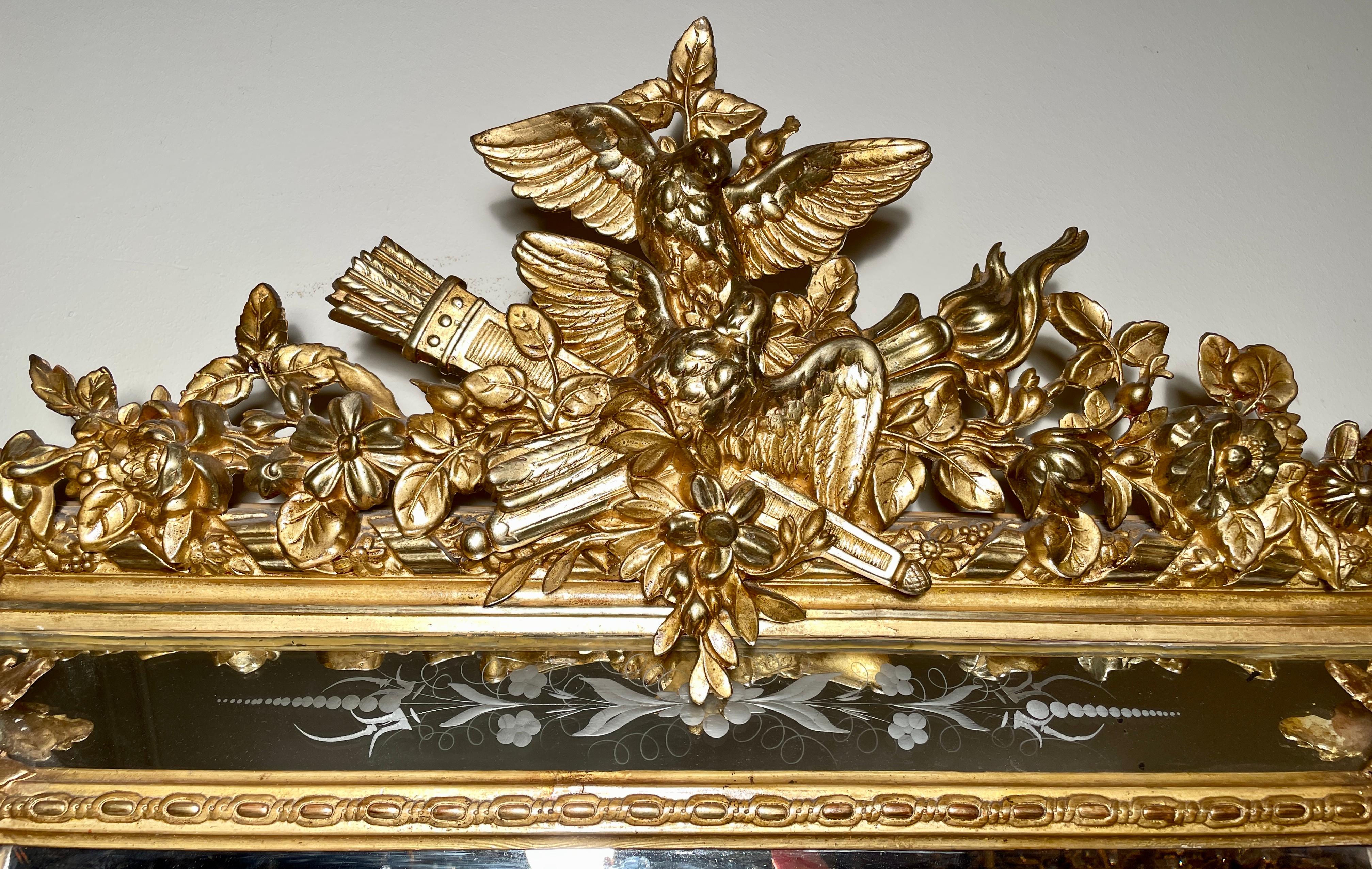 Antiguo espejo francés Luis XVI grabado y biselado en pan de oro, hacia 1885-1895.