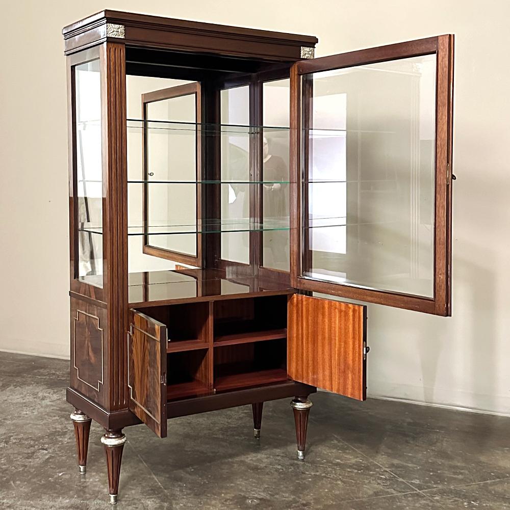 Vitrine française ancienne Louis XVI en acajou flammé en vente 3