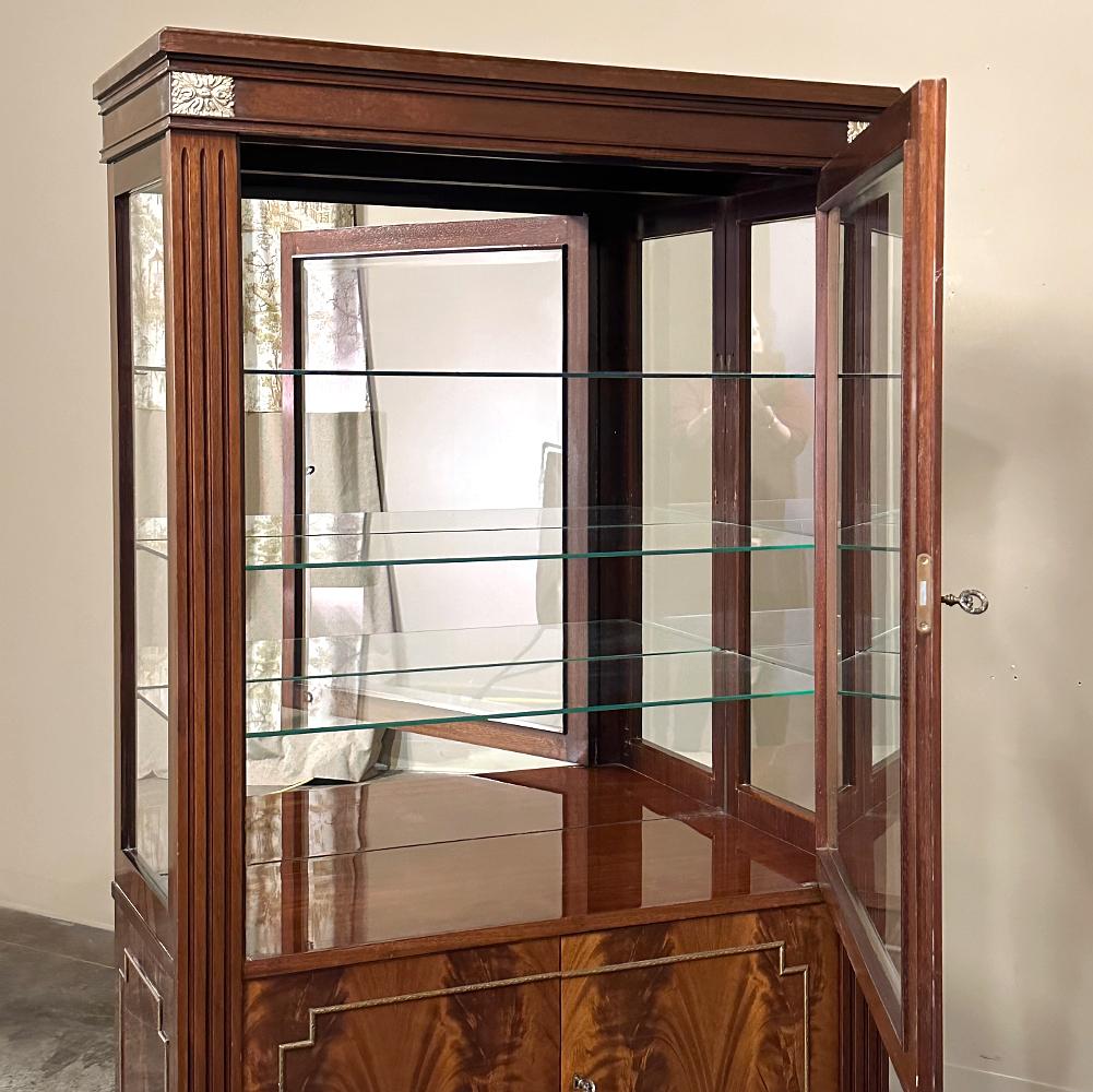 Vitrine française ancienne Louis XVI en acajou flammé en vente 5