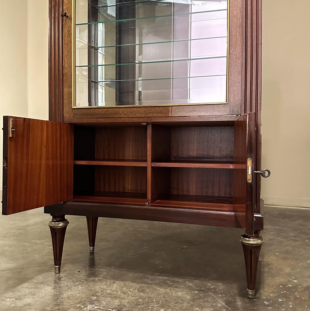 Vitrine française ancienne Louis XVI en acajou flammé en vente 6
