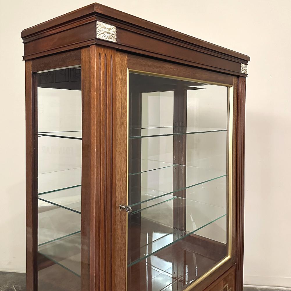 Vitrine française ancienne Louis XVI en acajou flammé en vente 7