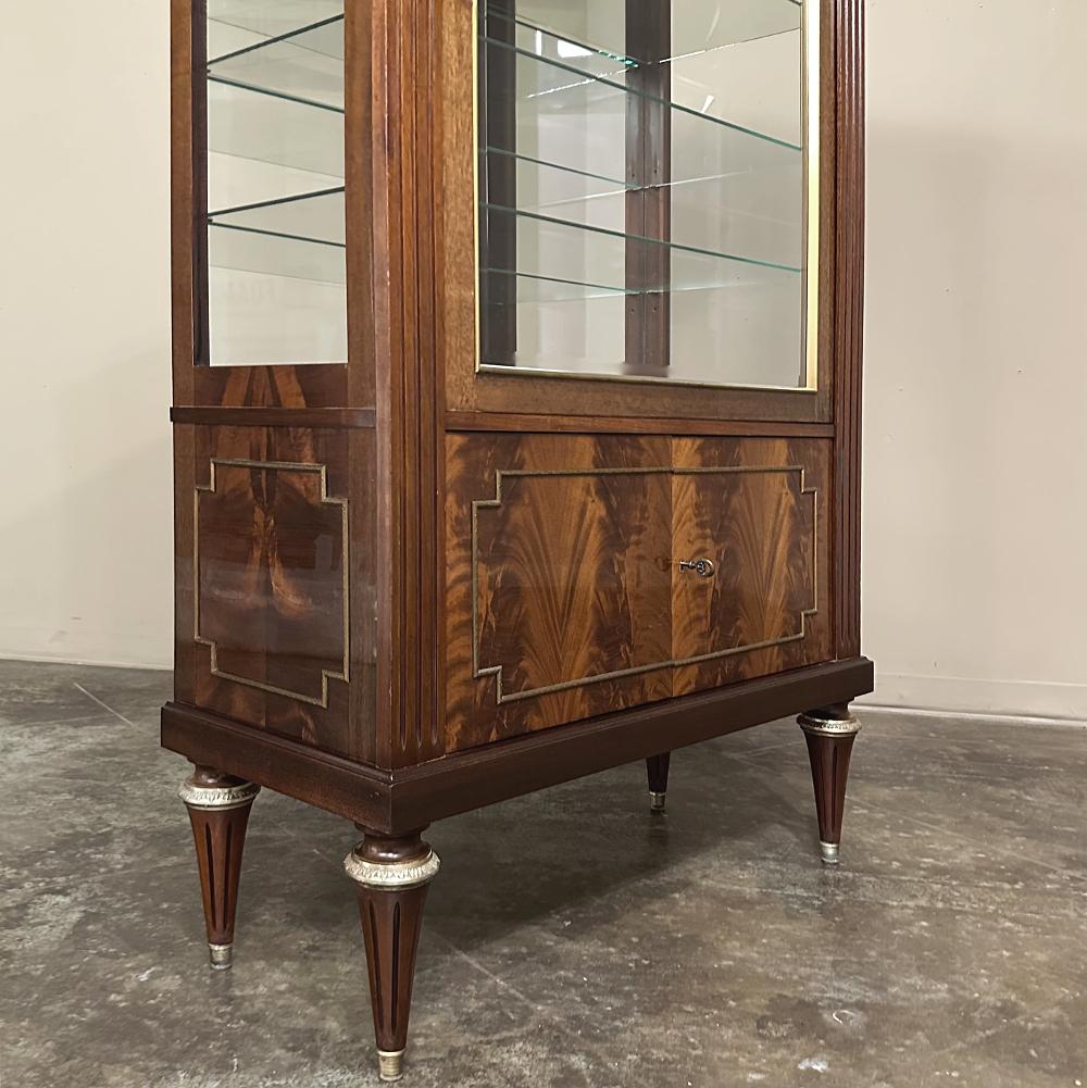 Vitrine française ancienne Louis XVI en acajou flammé en vente 8