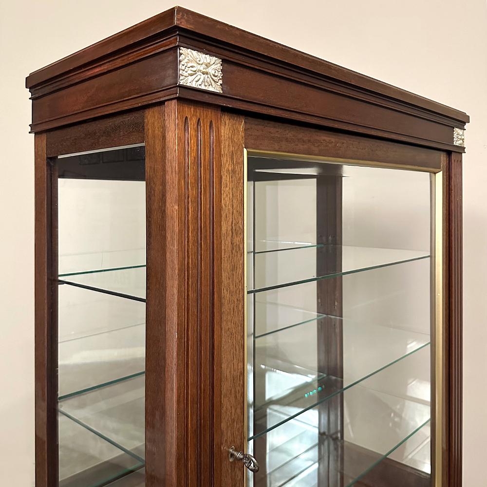 Vitrine française ancienne Louis XVI en acajou flammé en vente 9