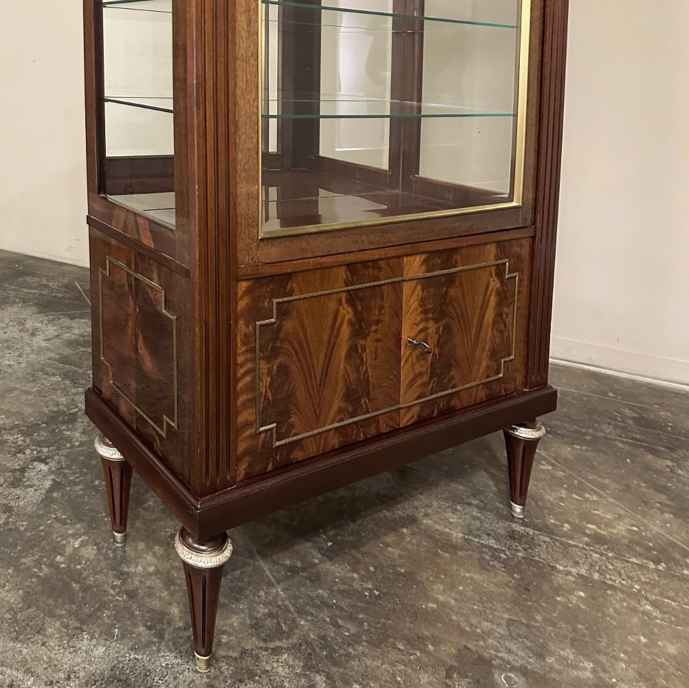 Antique French Louis XVI Flame Mahogany Vitrine For Sale 11