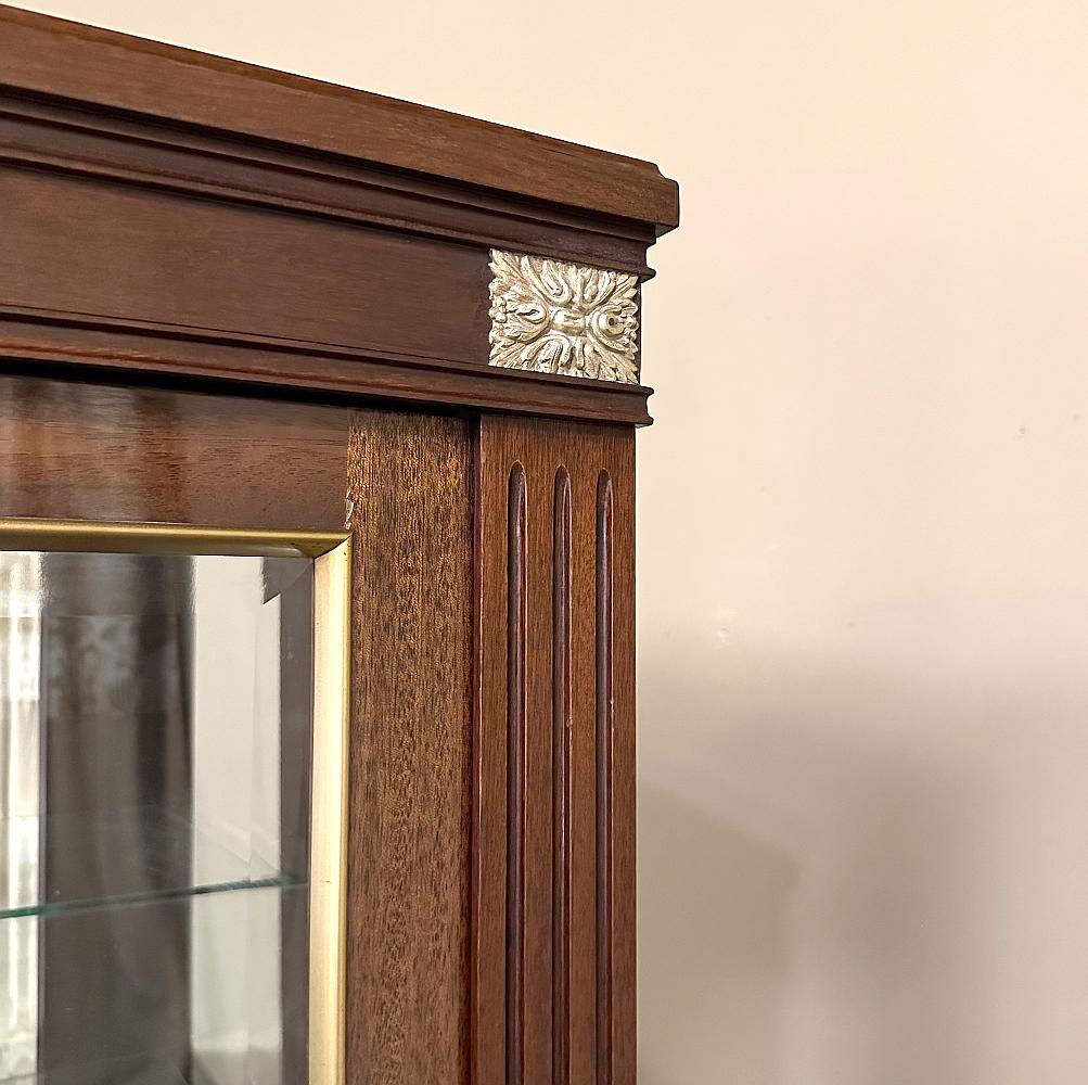 Vitrine française ancienne Louis XVI en acajou flammé en vente 11