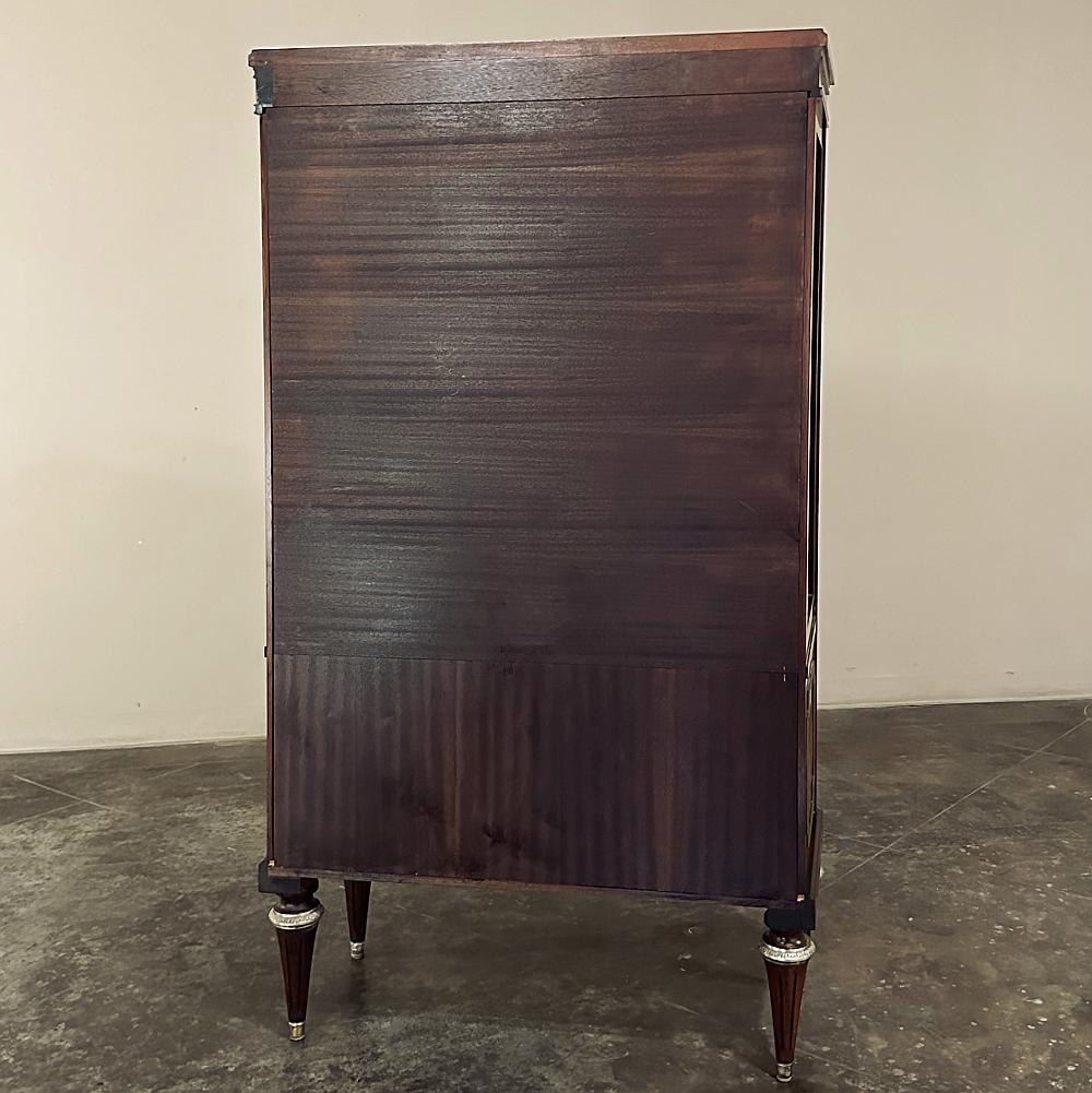 Vitrine française ancienne Louis XVI en acajou flammé en vente 12
