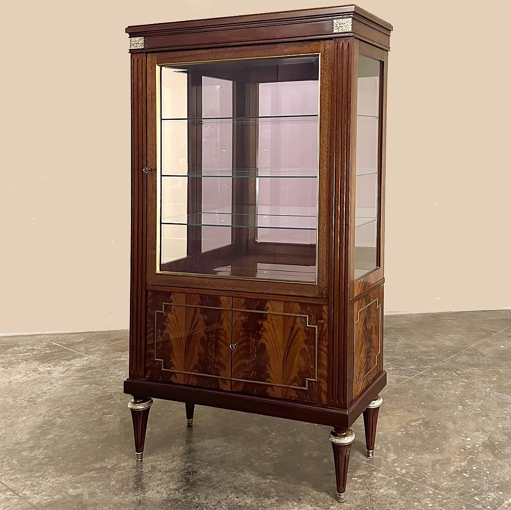 Français Vitrine française ancienne Louis XVI en acajou flammé en vente